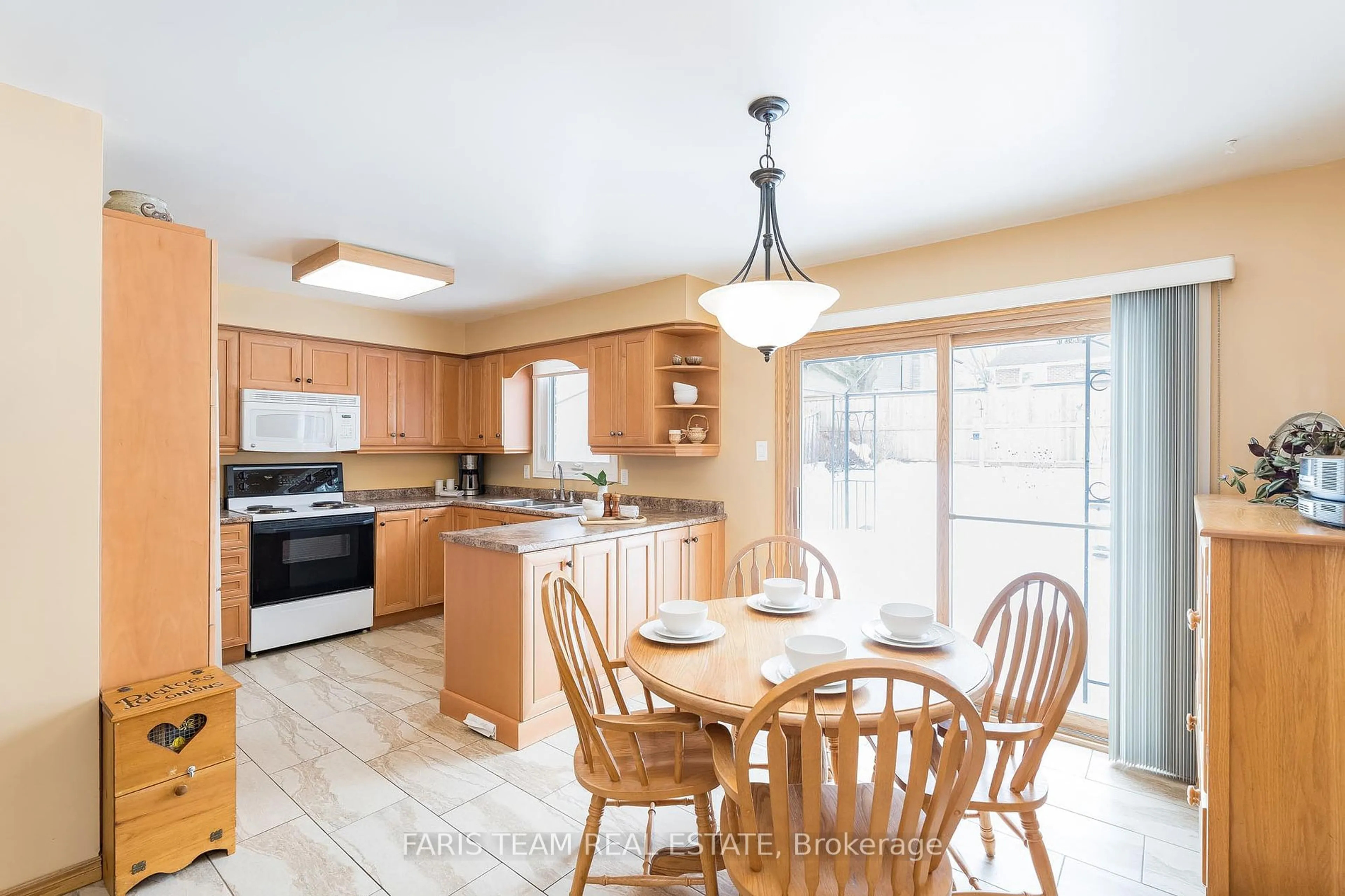 Open concept kitchen, unknown for 32 Trillium Cres, Barrie Ontario L4N 5K3