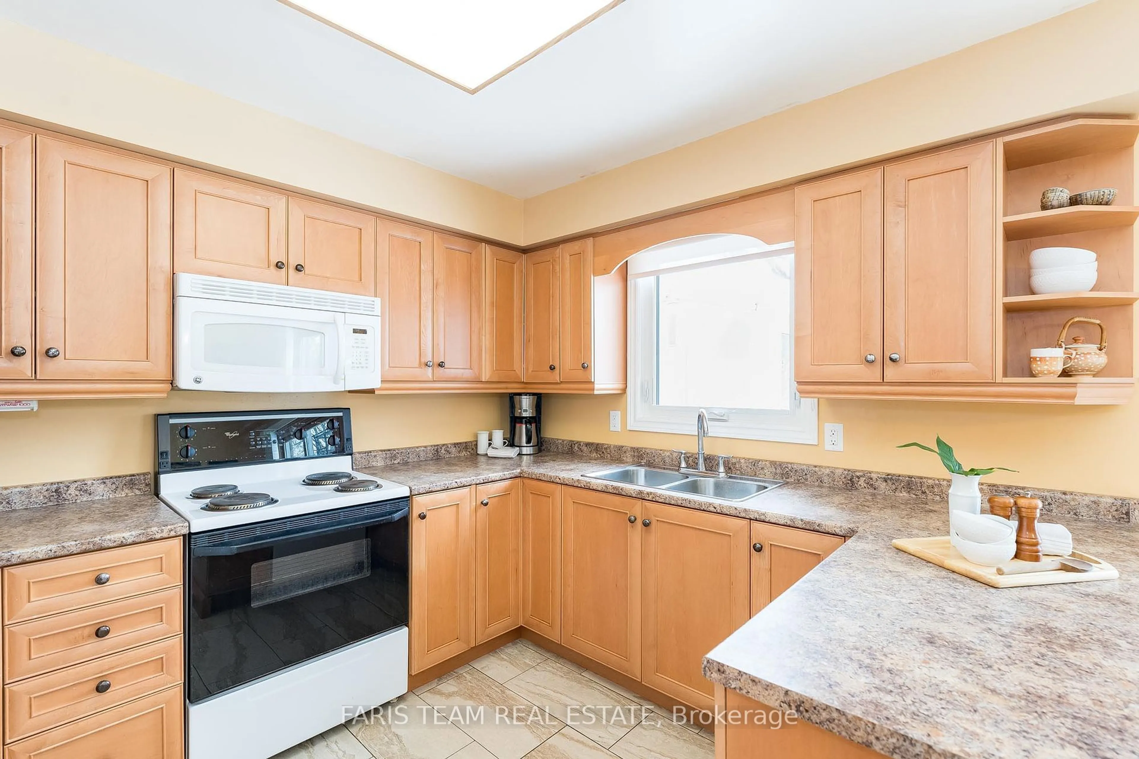 Standard kitchen, unknown for 32 Trillium Cres, Barrie Ontario L4N 5K3