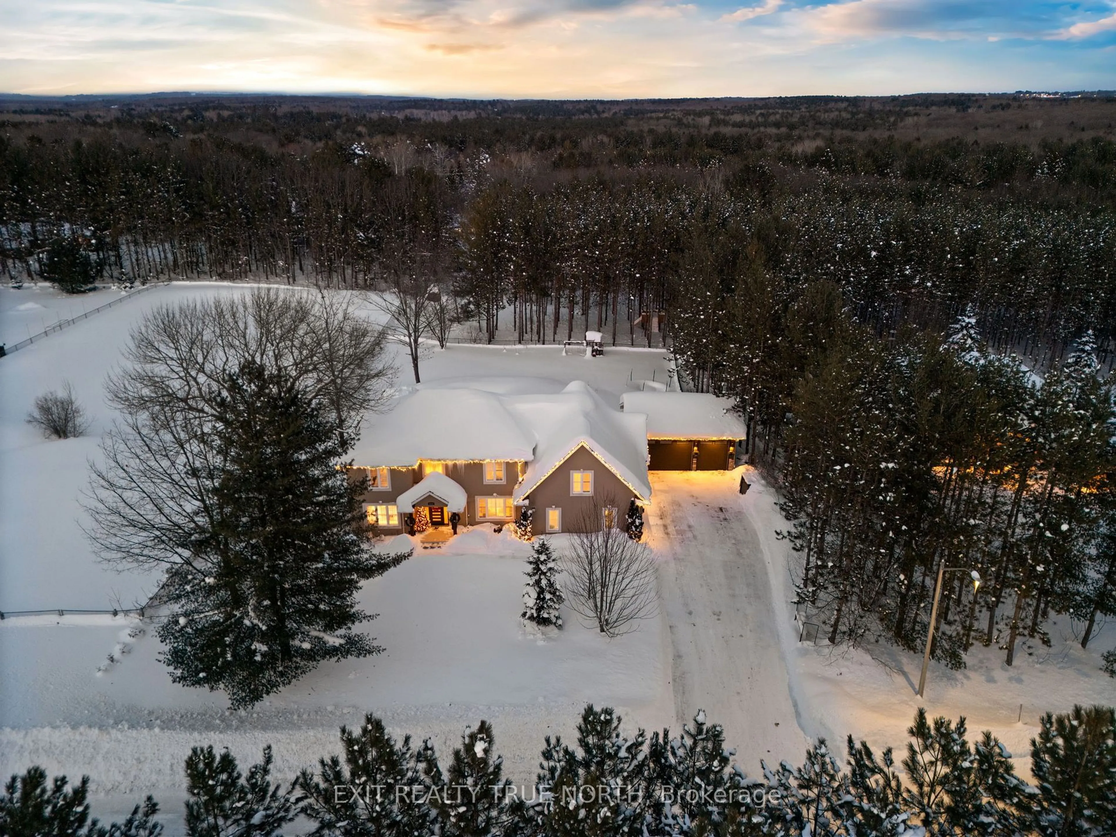 A pic from outside/outdoor area/front of a property/back of a property/a pic from drone, unknown for 4019 Jilem Crt, Severn Ontario L3V 6H2