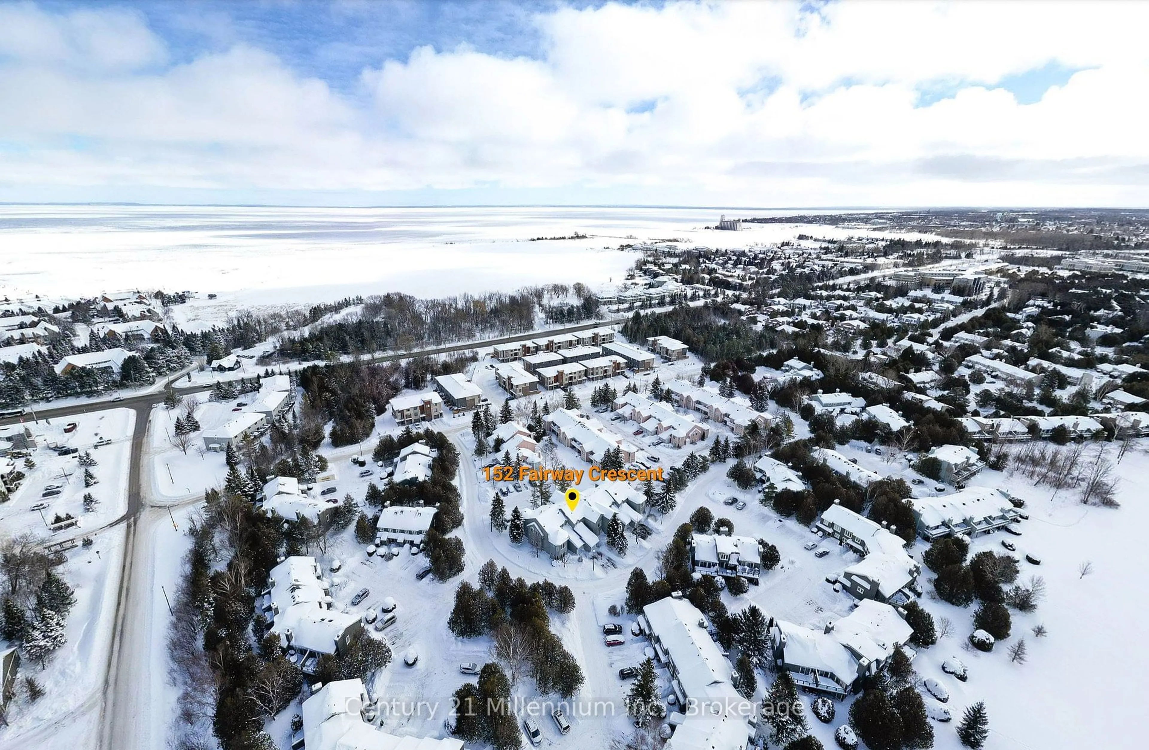 A pic from outside/outdoor area/front of a property/back of a property/a pic from drone, unknown for 152 Fairway Cres #19, Collingwood Ontario L9Y 5B4