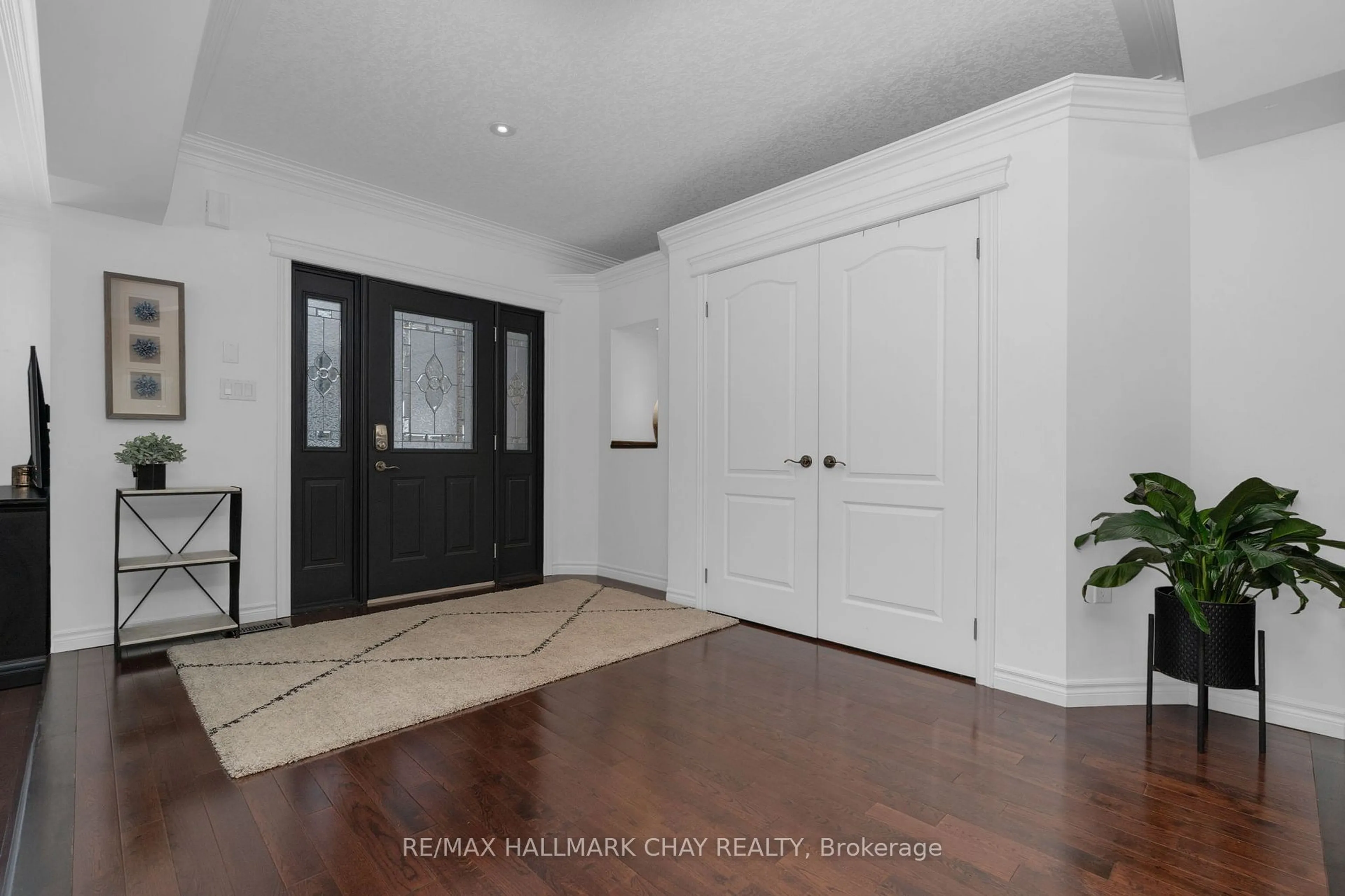 Indoor entryway for 76 Luella Blvd, Springwater Ontario L9X 0C3