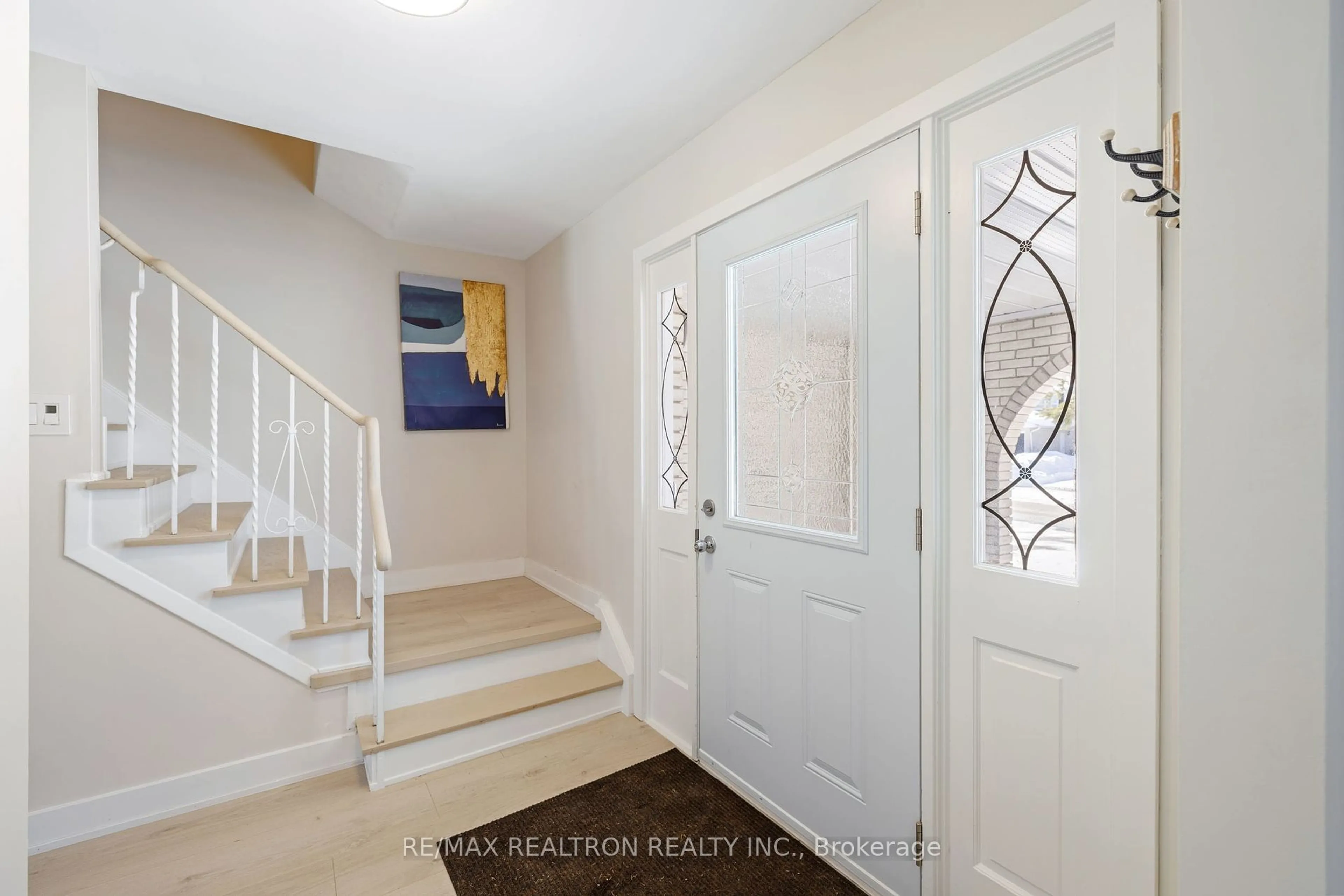 Indoor entryway for 75 Marshall St, Barrie Ontario L4N 3S9