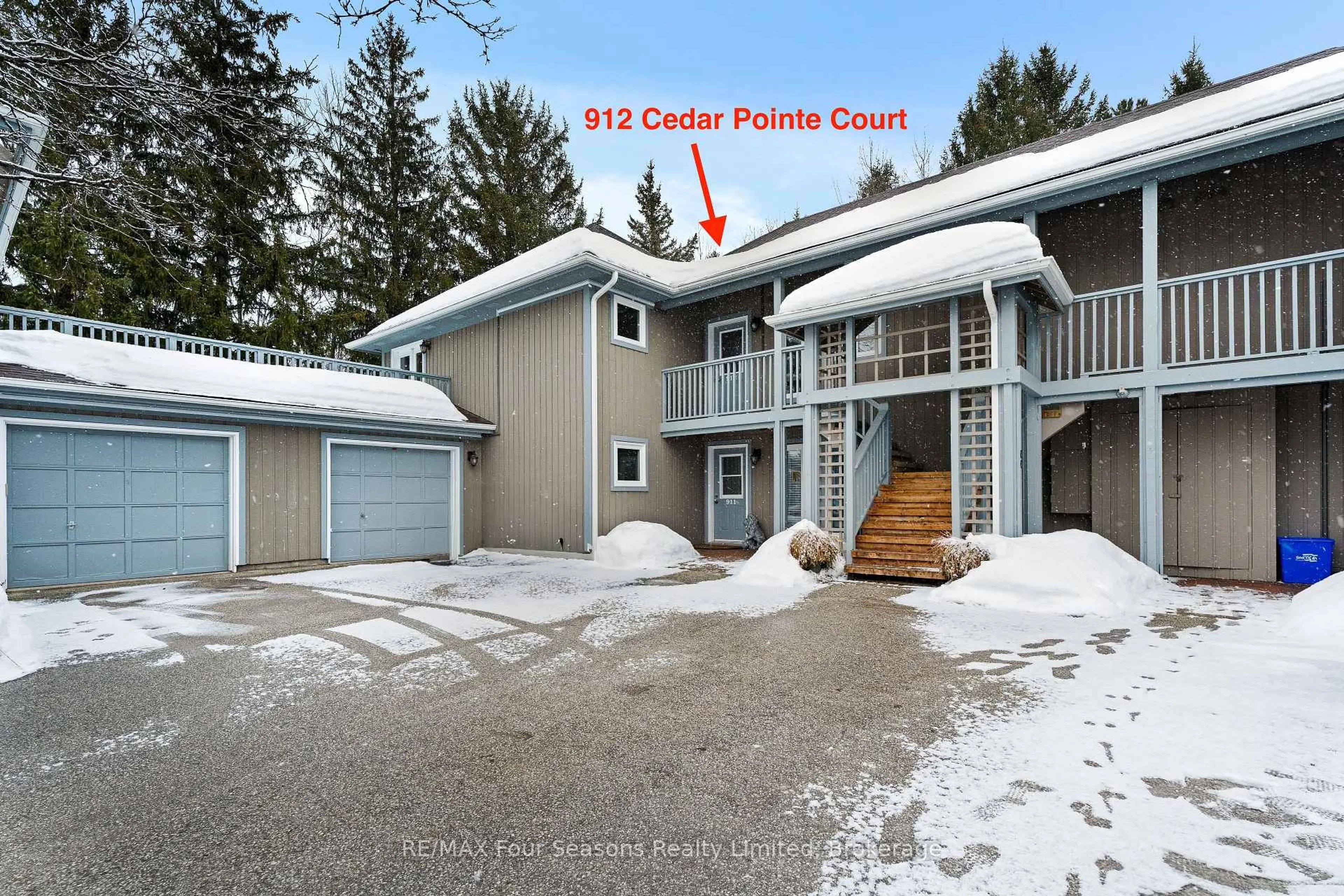 Indoor foyer for 912 Cedar Pointe Crt, Collingwood Ontario L9Y 5C7