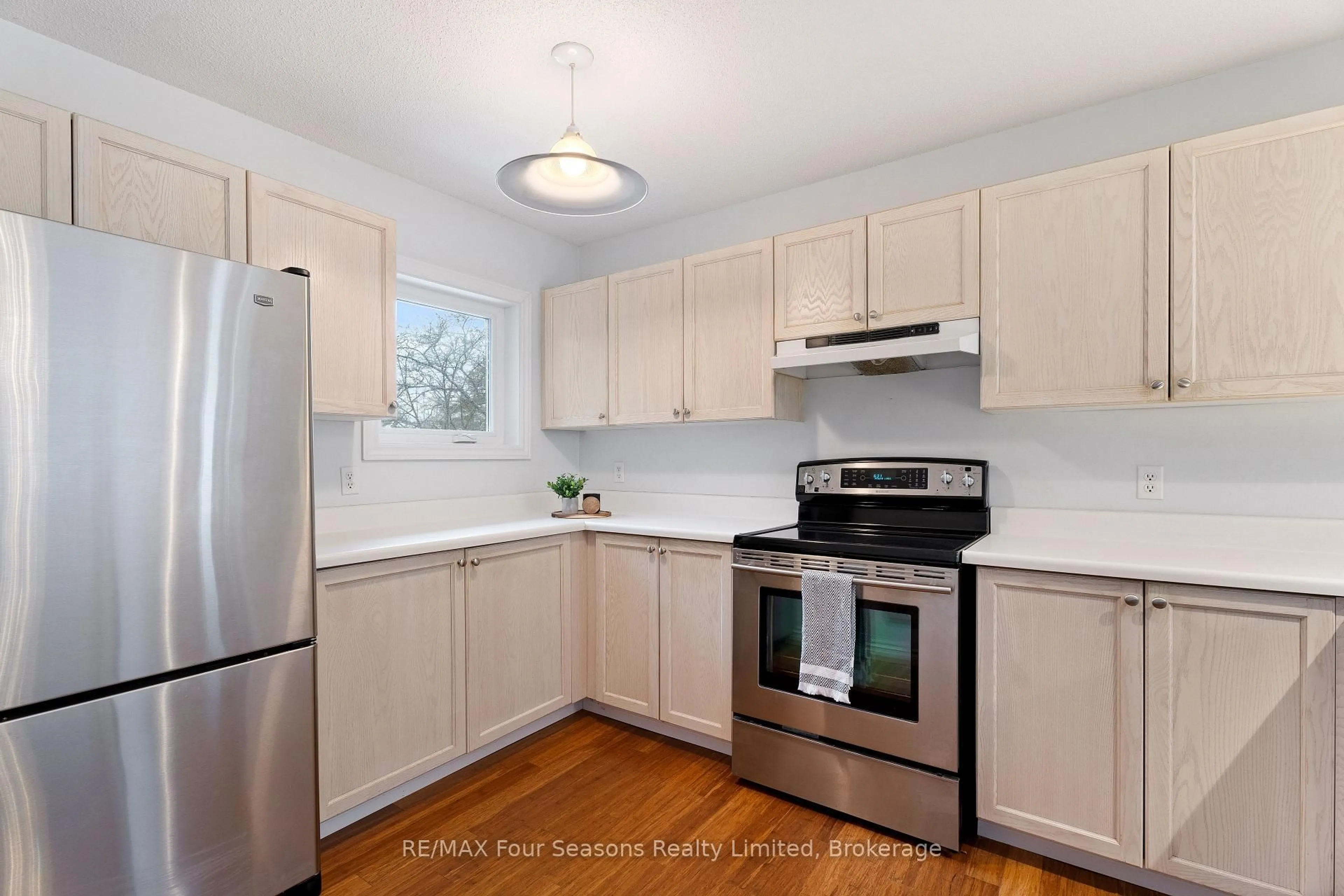 Standard kitchen, unknown for 912 Cedar Pointe Crt, Collingwood Ontario L9Y 5C7