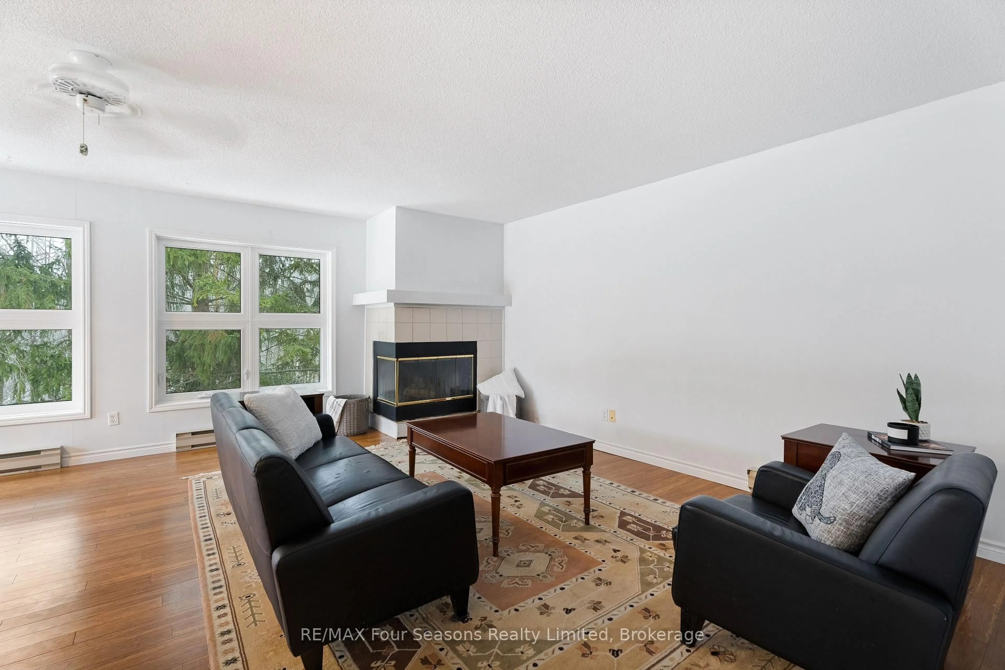 Living room with furniture, unknown for 912 Cedar Pointe Crt, Collingwood Ontario L9Y 5C7