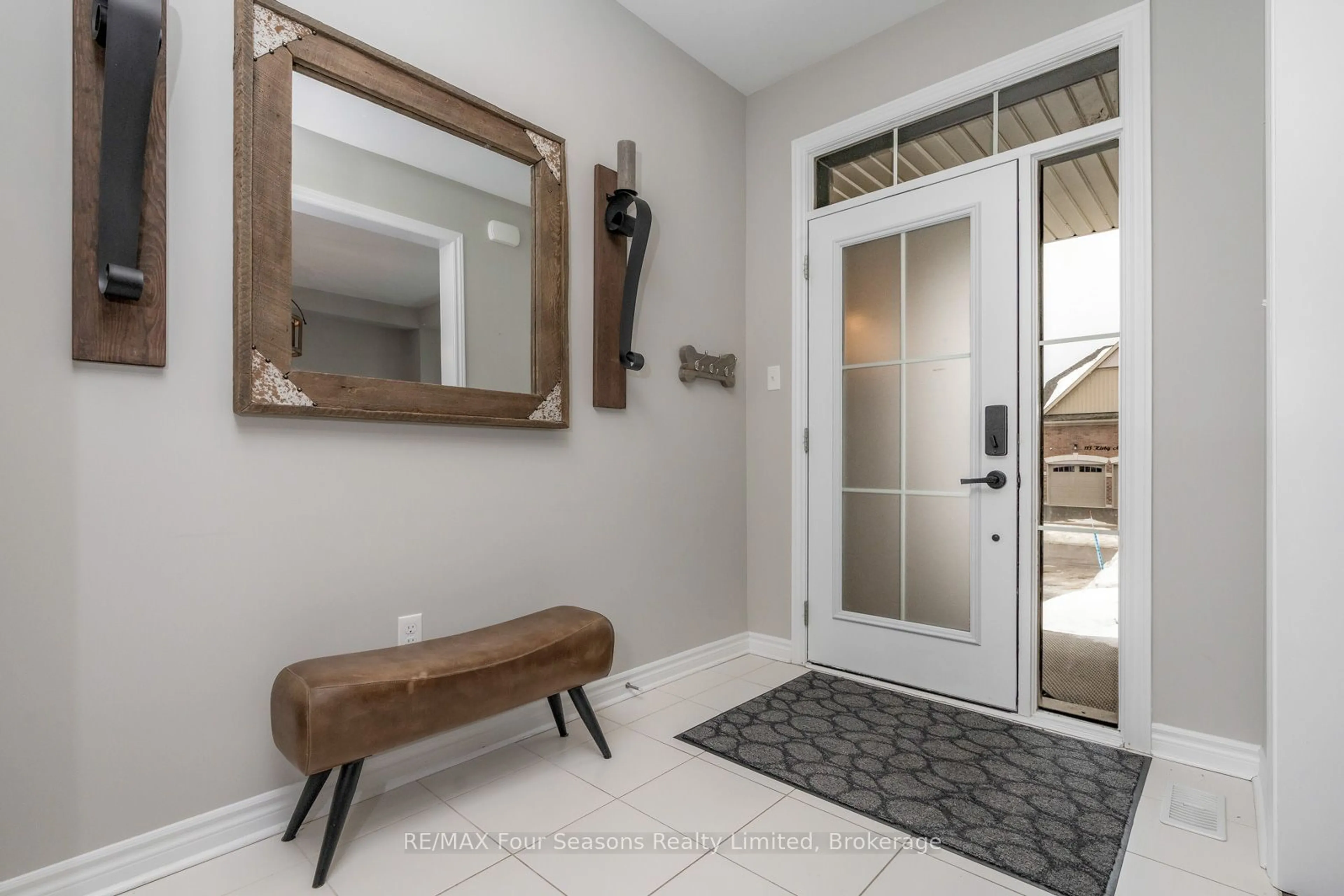 Indoor entryway for 112 Kirby Ave, Collingwood Ontario L9Y 4C5