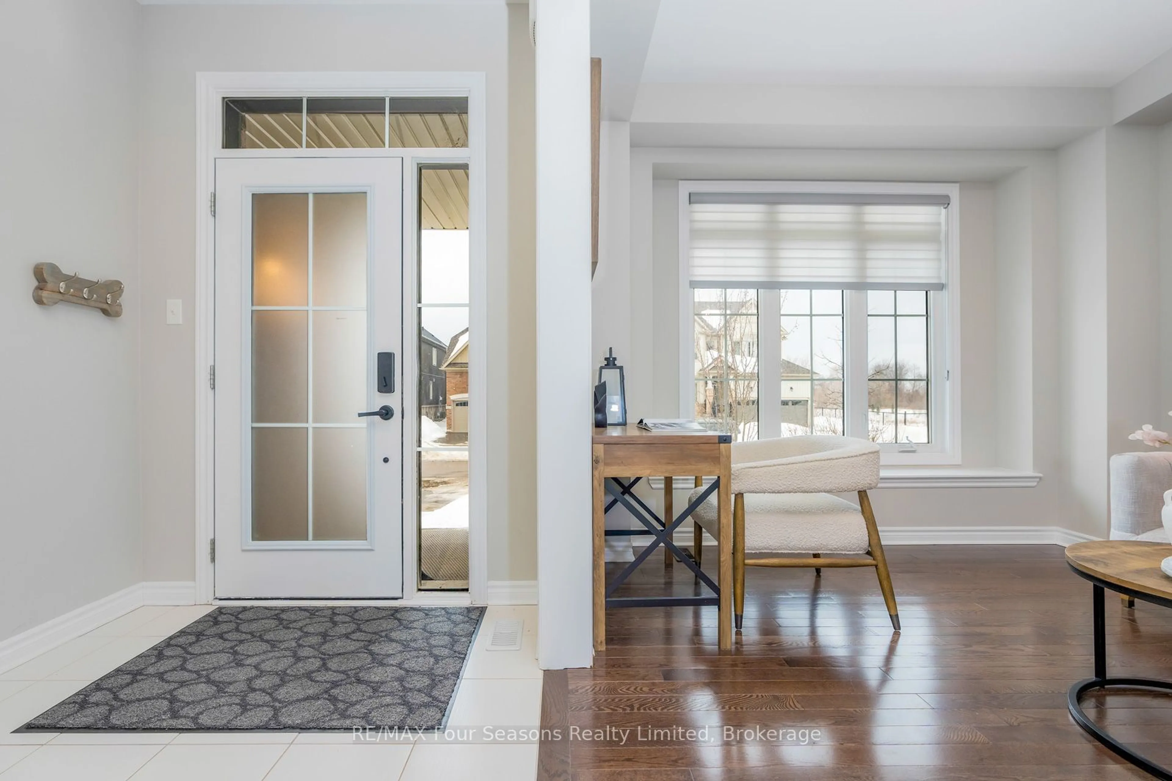 Indoor entryway for 112 Kirby Ave, Collingwood Ontario L9Y 4C5