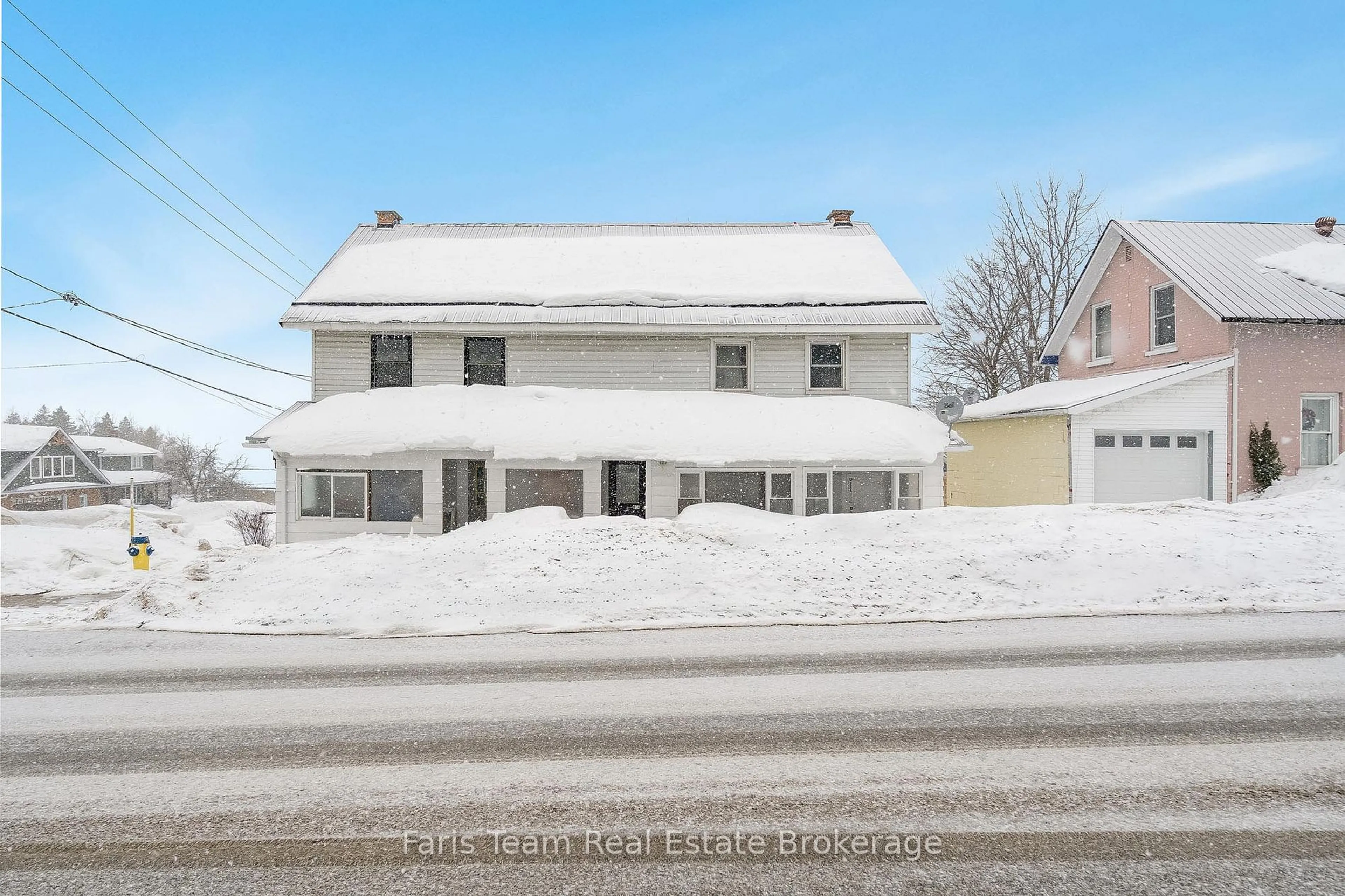 A pic from outside/outdoor area/front of a property/back of a property/a pic from drone, street for 61 Robert St, Penetanguishene Ontario L9M 1N2