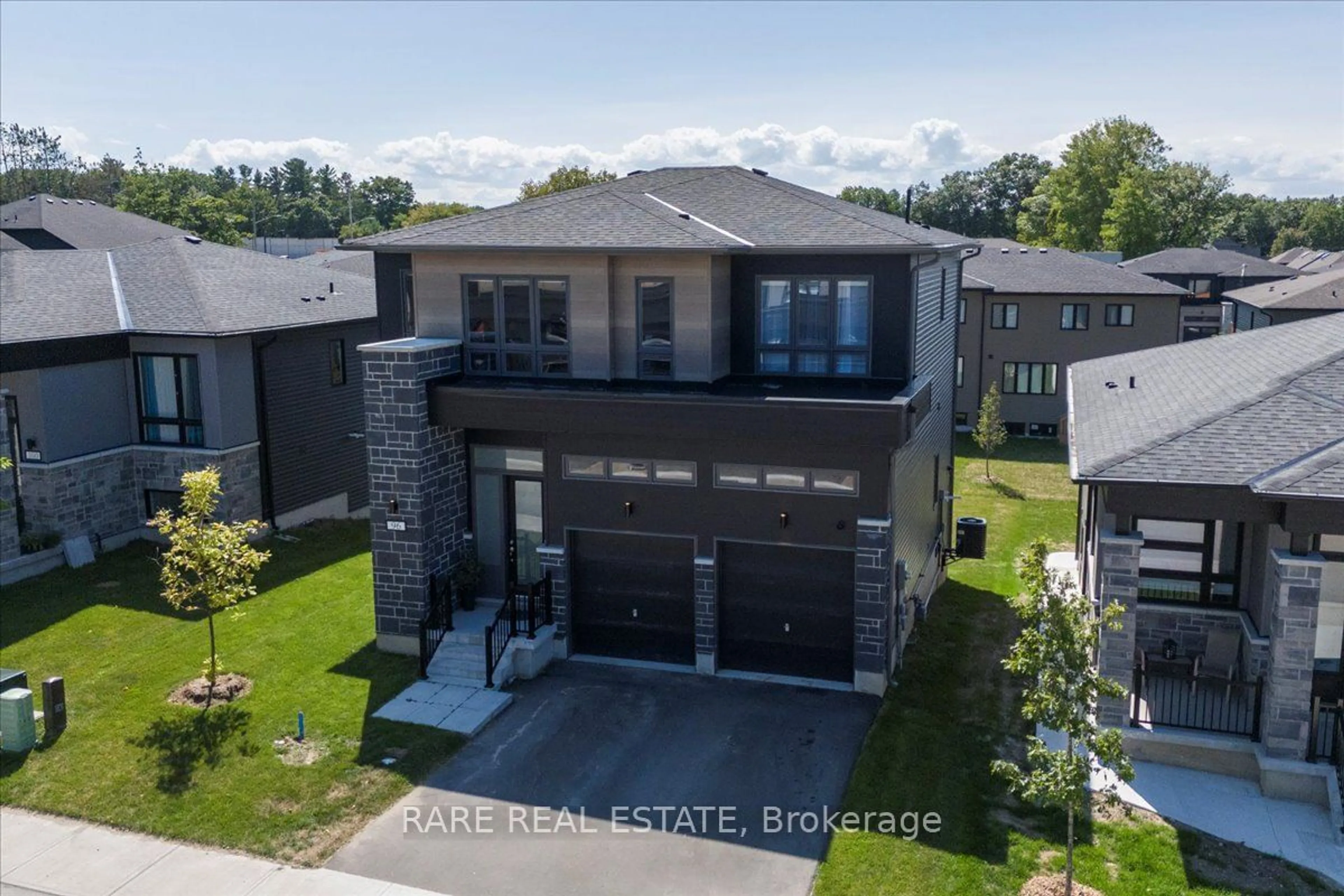 A pic from outside/outdoor area/front of a property/back of a property/a pic from drone, street for 96 Berkely St, Wasaga Beach Ontario L9Z 0K5