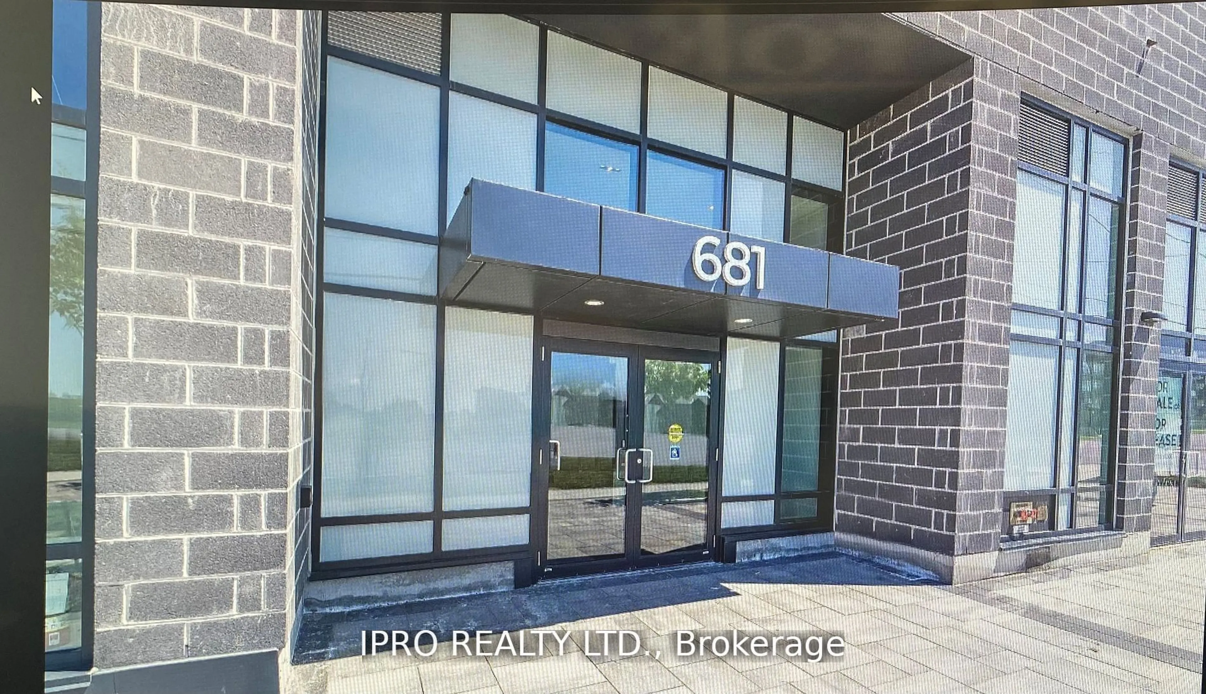 Indoor foyer for 681 Yonge St #110, Barrie Ontario L9J 0K1