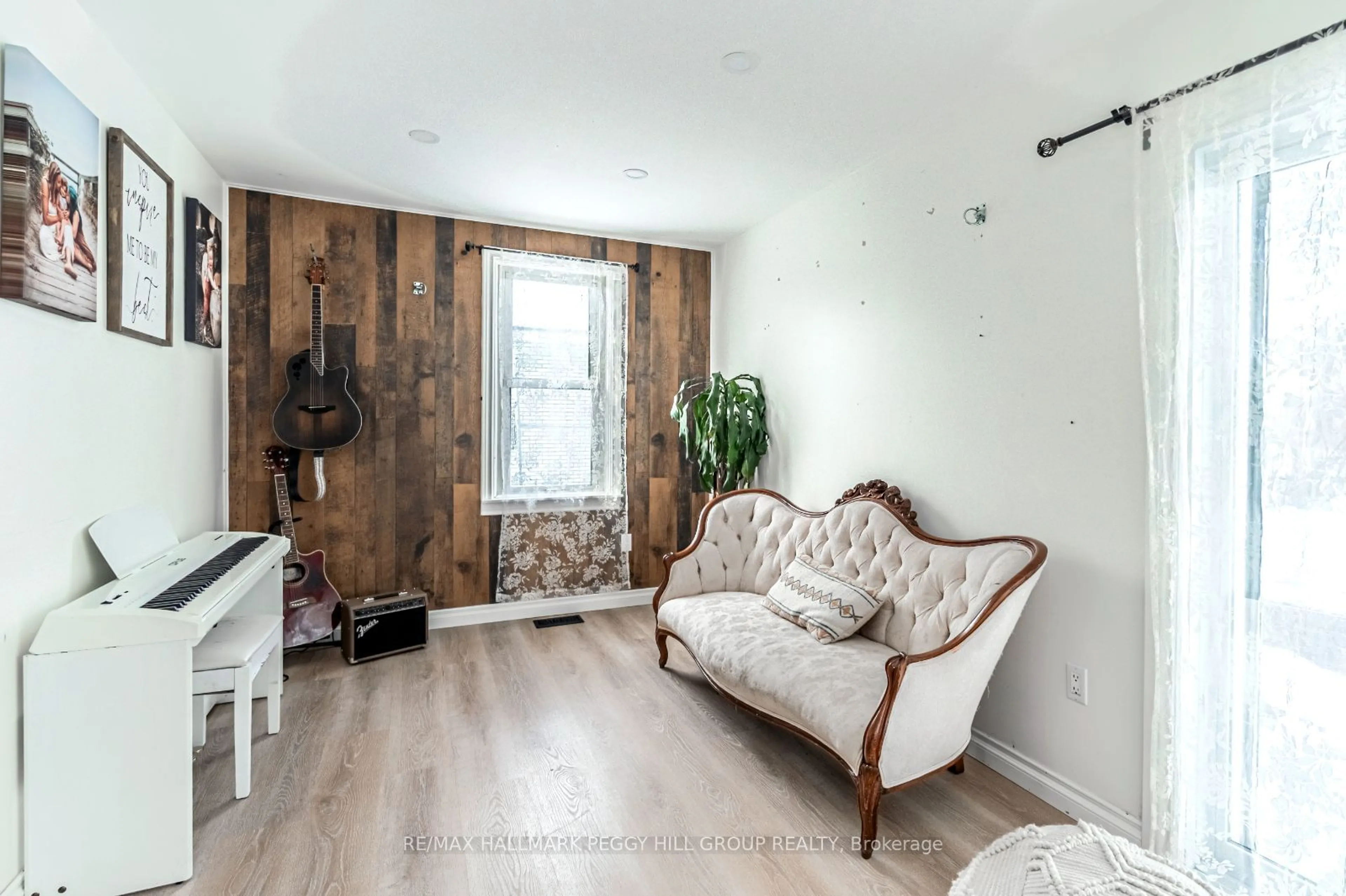 Living room with furniture, wood/laminate floor for 8 Balm Beach Rd, Tiny Ontario L0L 2J0