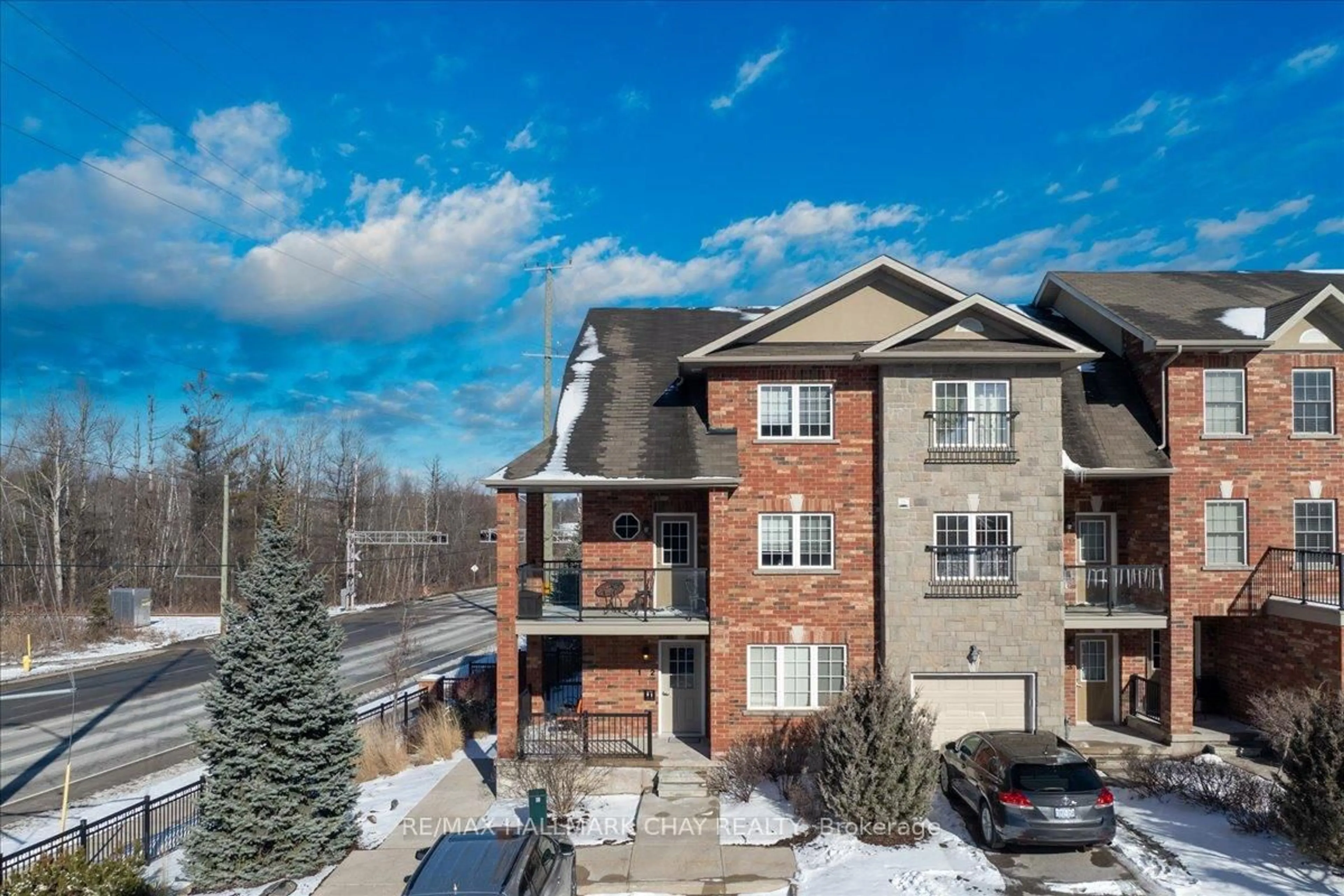 A pic from outside/outdoor area/front of a property/back of a property/a pic from drone, unknown for 57 FERNDALE Dr #1, Barrie Ontario L4N 5W9