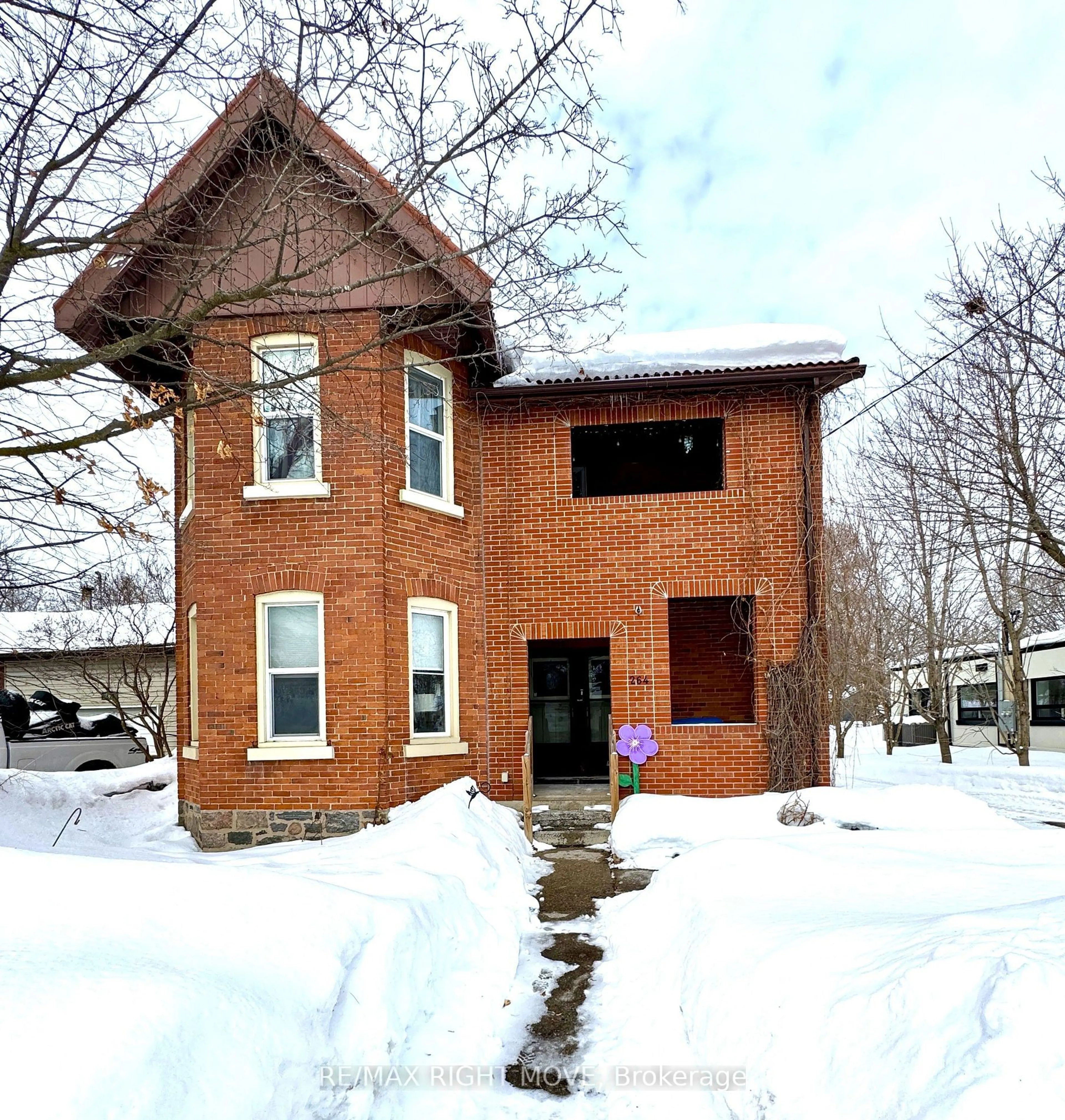 Home with brick exterior material, building for 264 Mississaga St, Orillia Ontario L3V 3B8