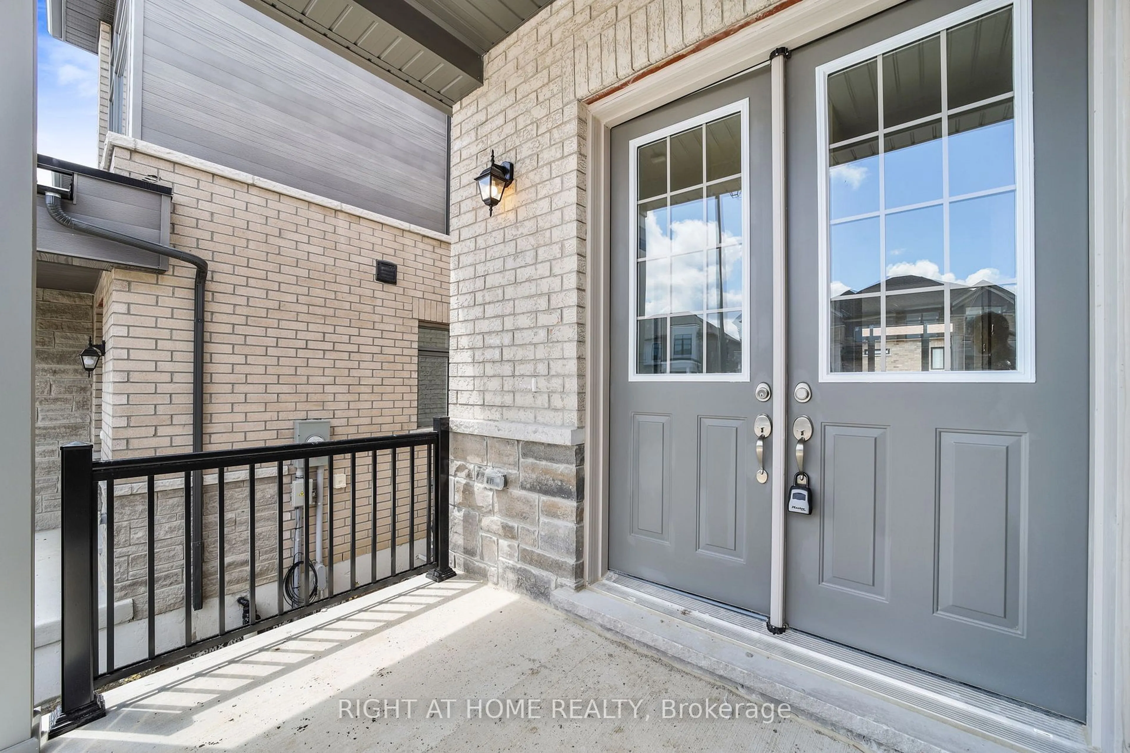 Indoor entryway for 38 Daffodil Rd, Springwater Ontario L9X 2E1