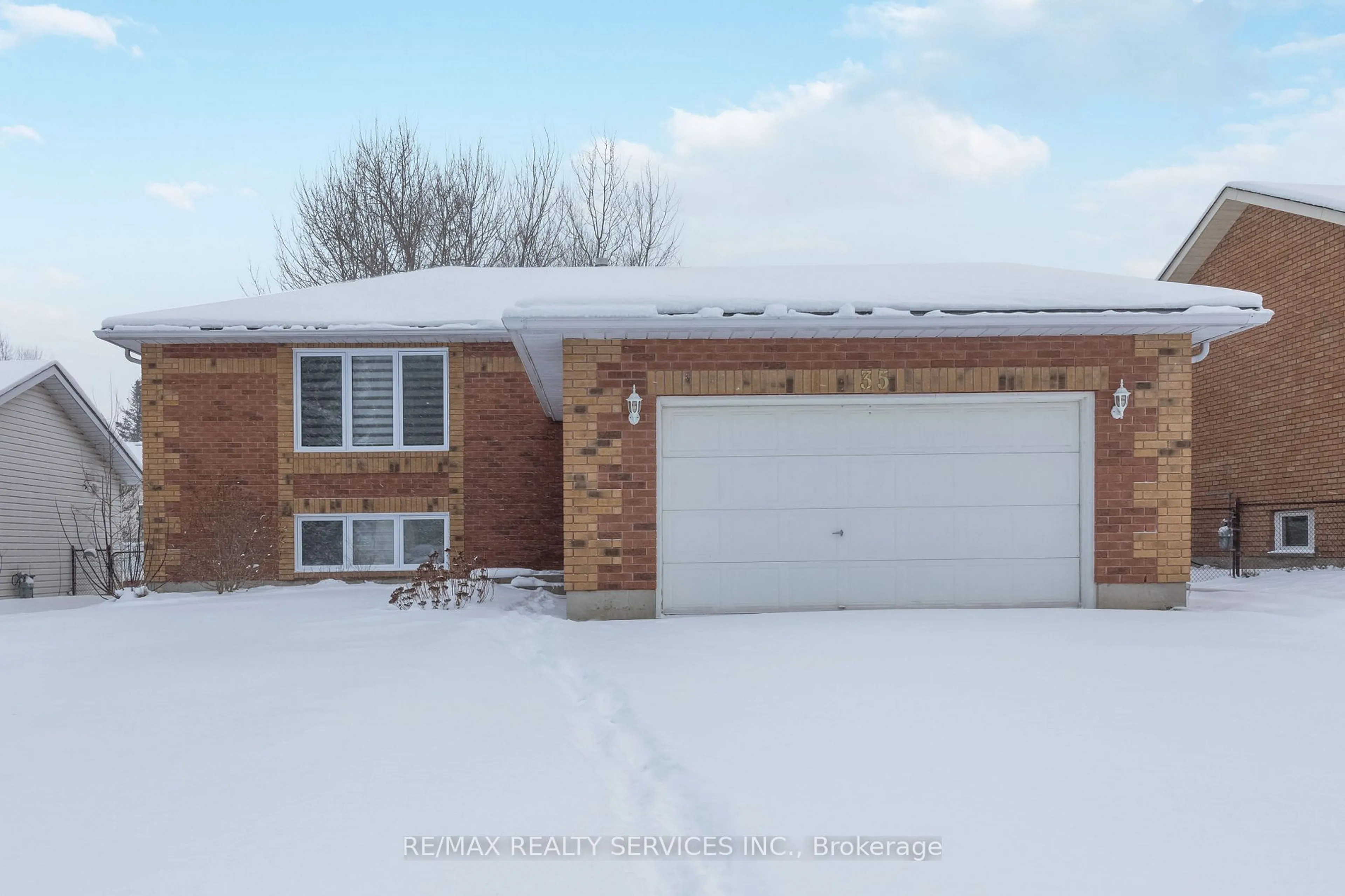 Home with brick exterior material, street for 35 Innisbrook Dr, Wasaga Beach Ontario L9Z 1G2