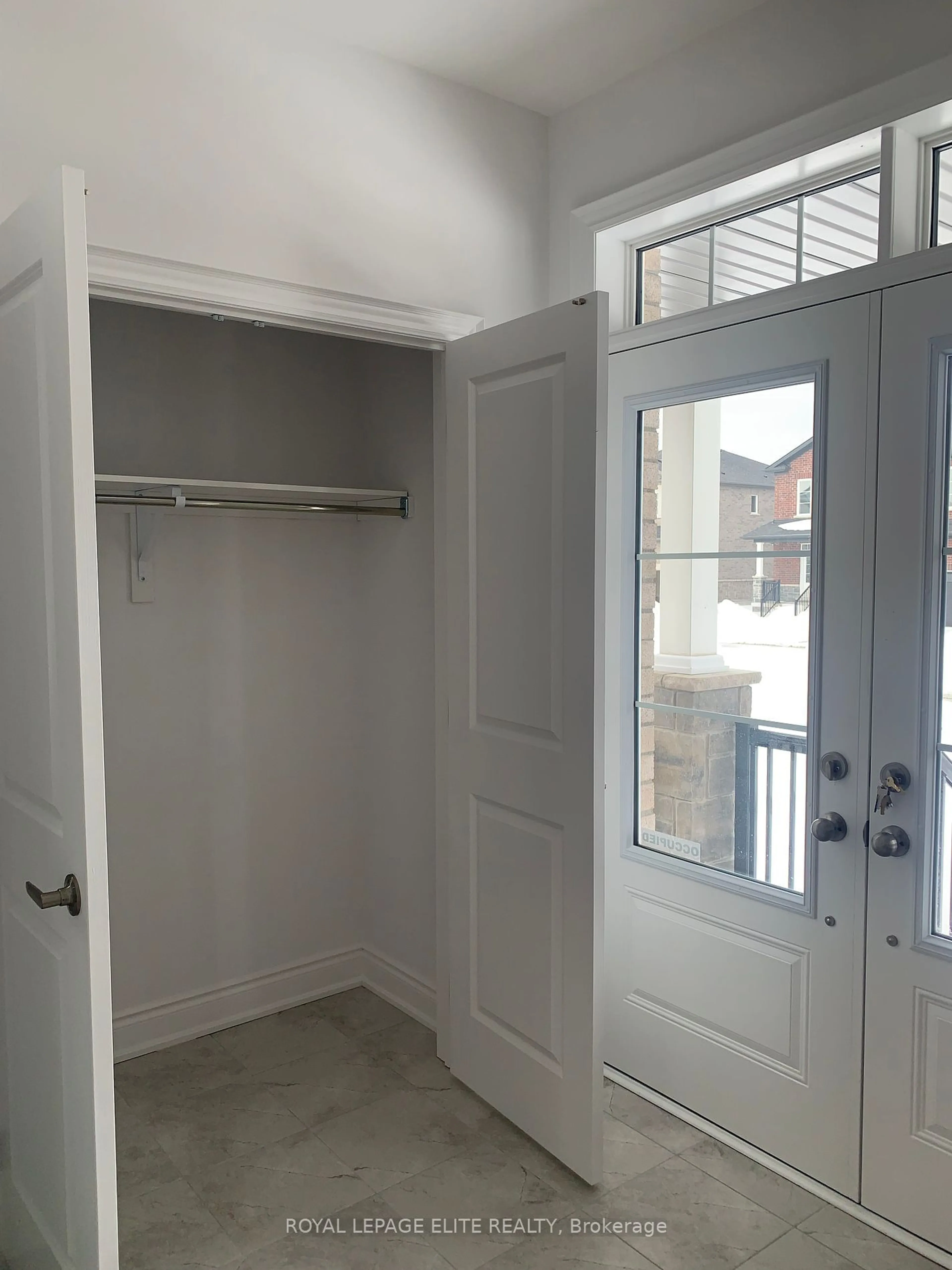 Indoor entryway for 23 AMBER Dr, Wasaga Beach Ontario L9Z 0R9