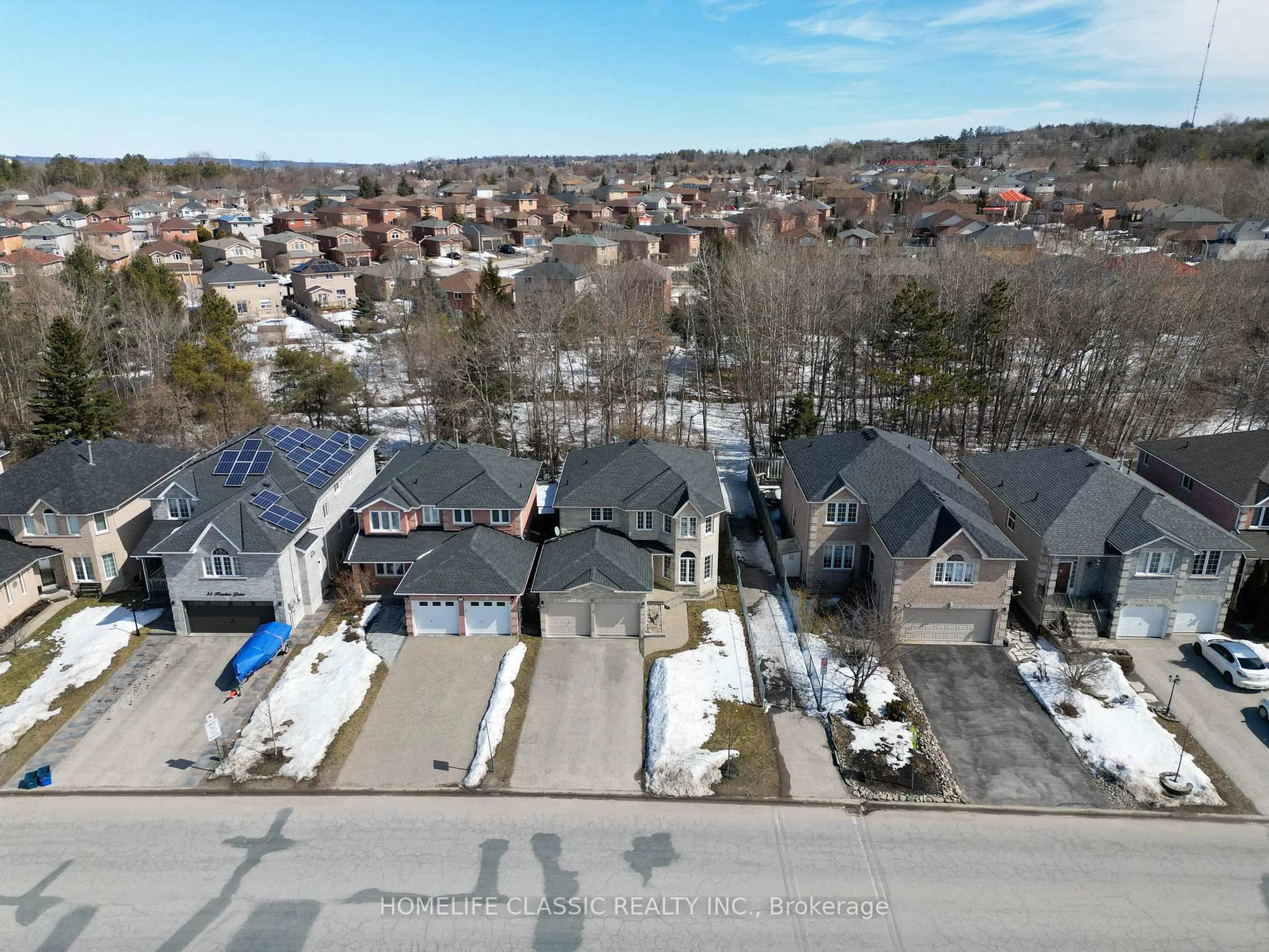 A pic from outside/outdoor area/front of a property/back of a property/a pic from drone, street for 51 Hawkins Dr, Barrie Ontario L4N 0A7