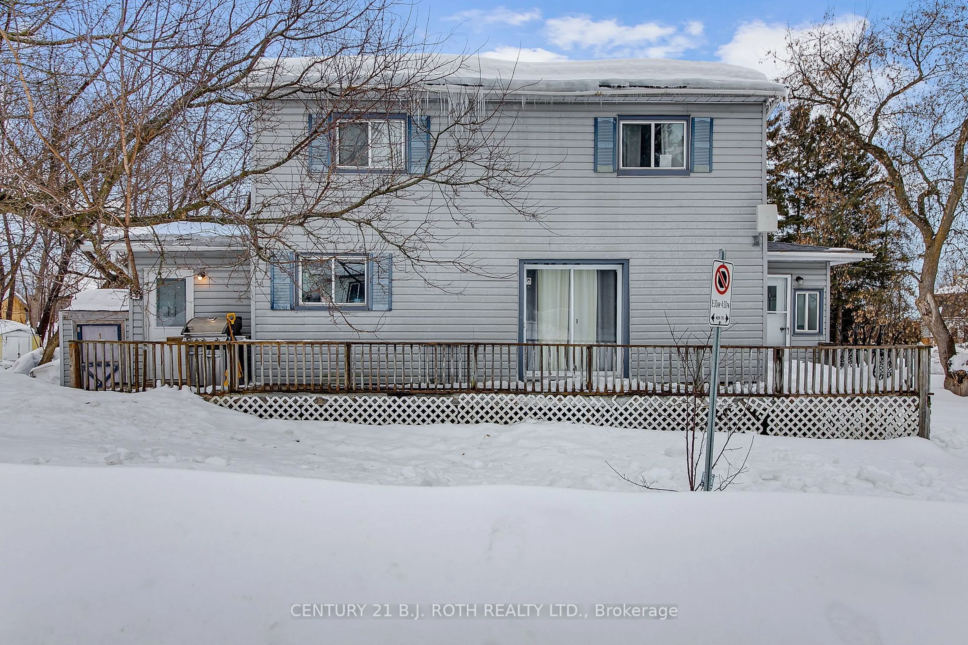 A pic from outside/outdoor area/front of a property/back of a property/a pic from drone, street for 1 Lakeview Ave, Orillia Ontario L3V 6E6