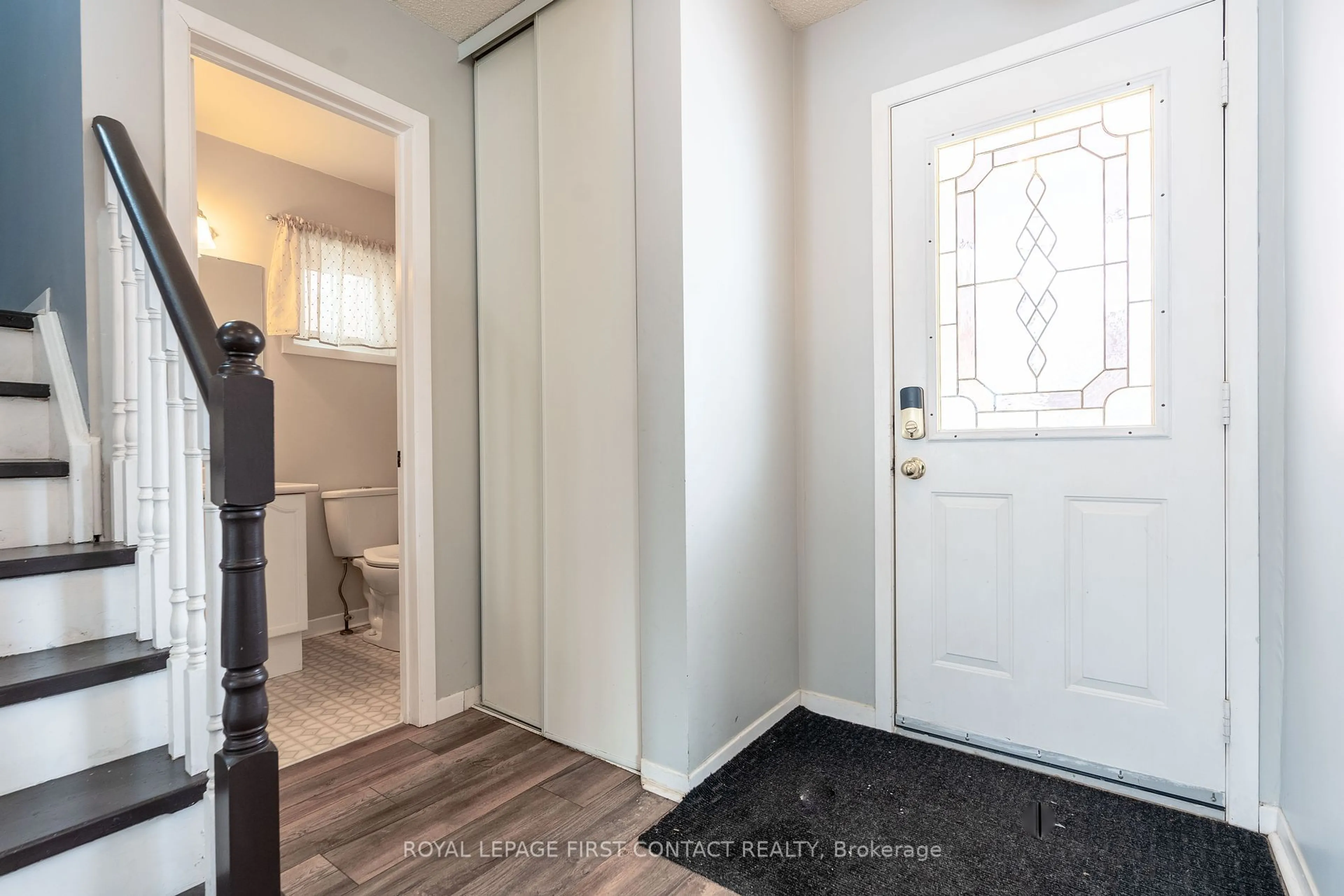 Indoor entryway for 272 Dodson Rd, Barrie Ontario L4N 7R5