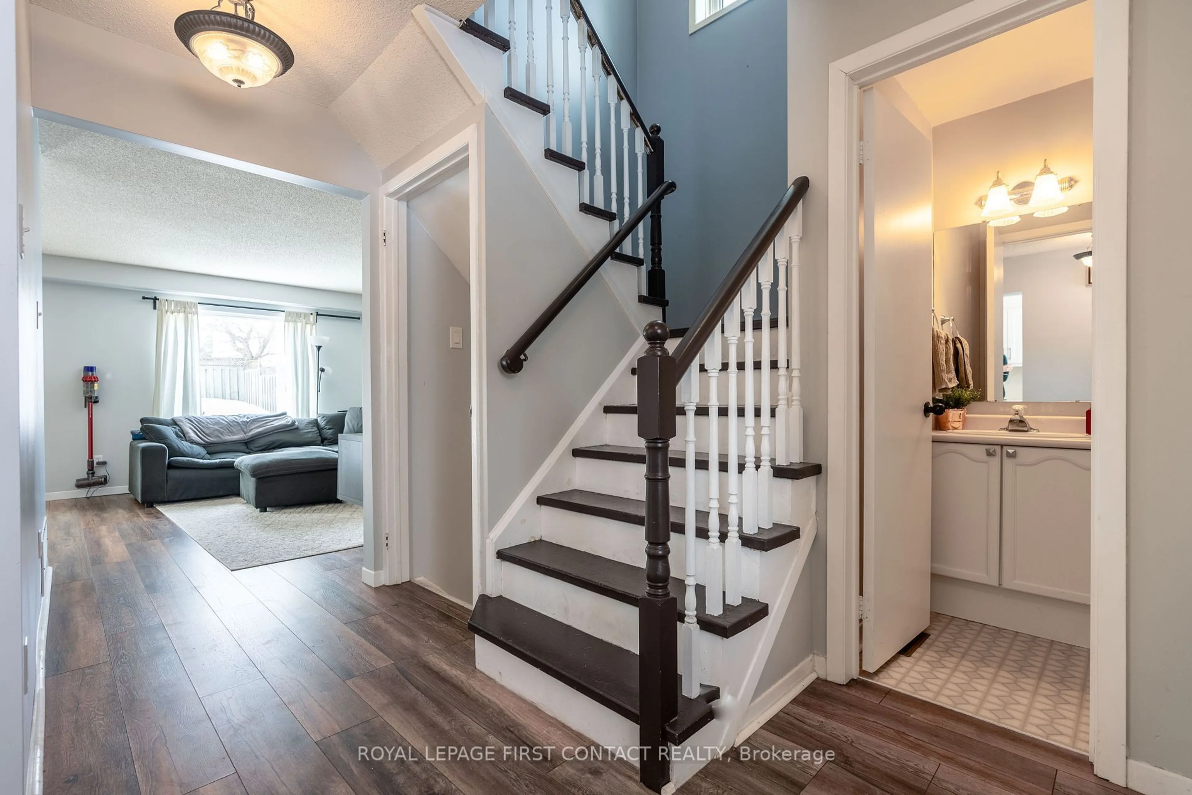 Indoor entryway for 272 Dodson Rd, Barrie Ontario L4N 7R5