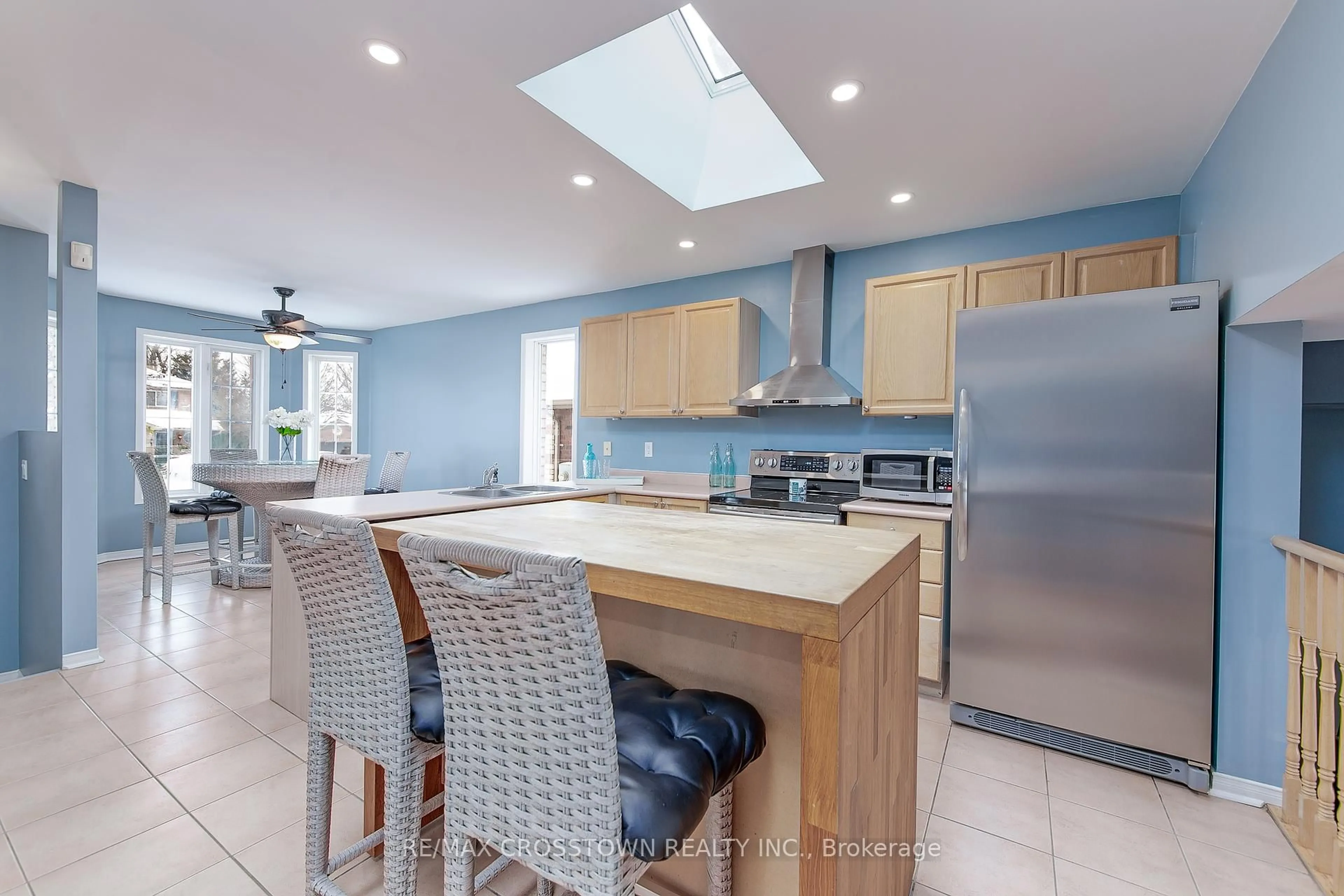 Open concept kitchen, ceramic/tile floor for 24 Twiss Dr, Barrie Ontario L4N 8P3