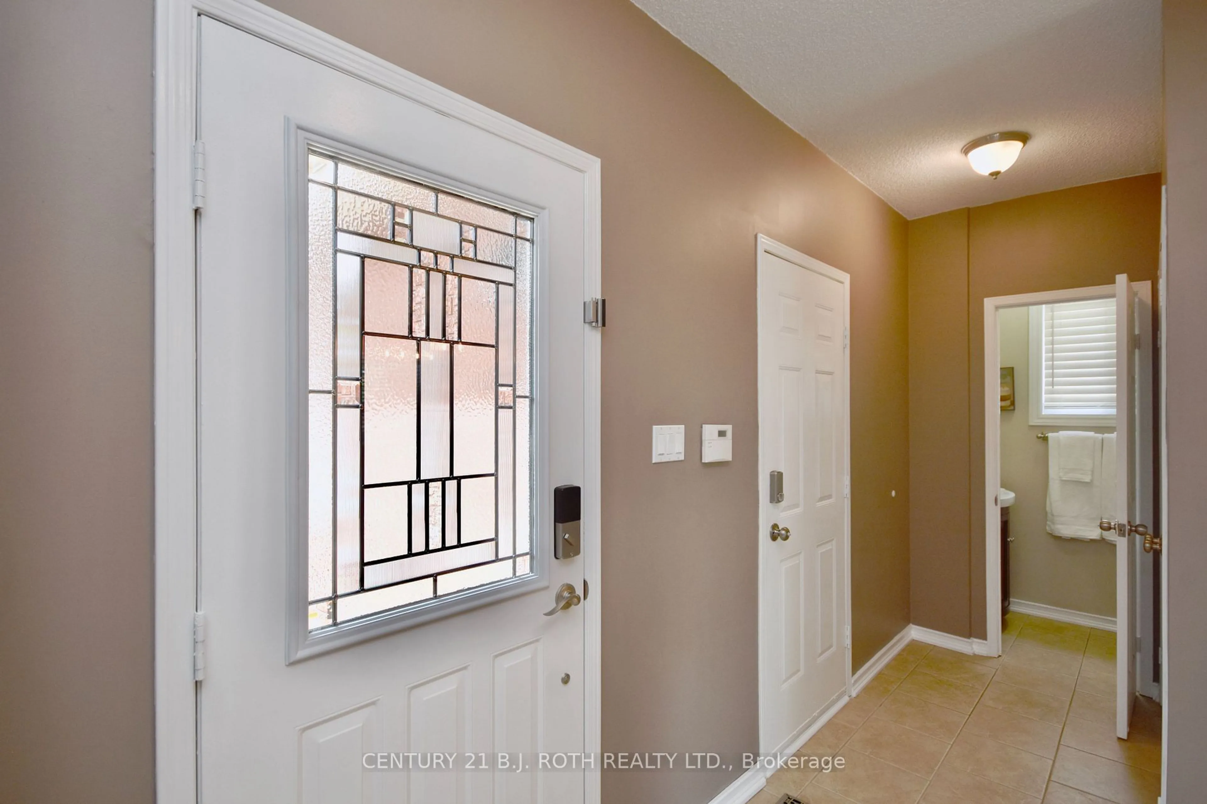 Indoor entryway for 46 Mcveigh Dr, Barrie Ontario L4N 7E4