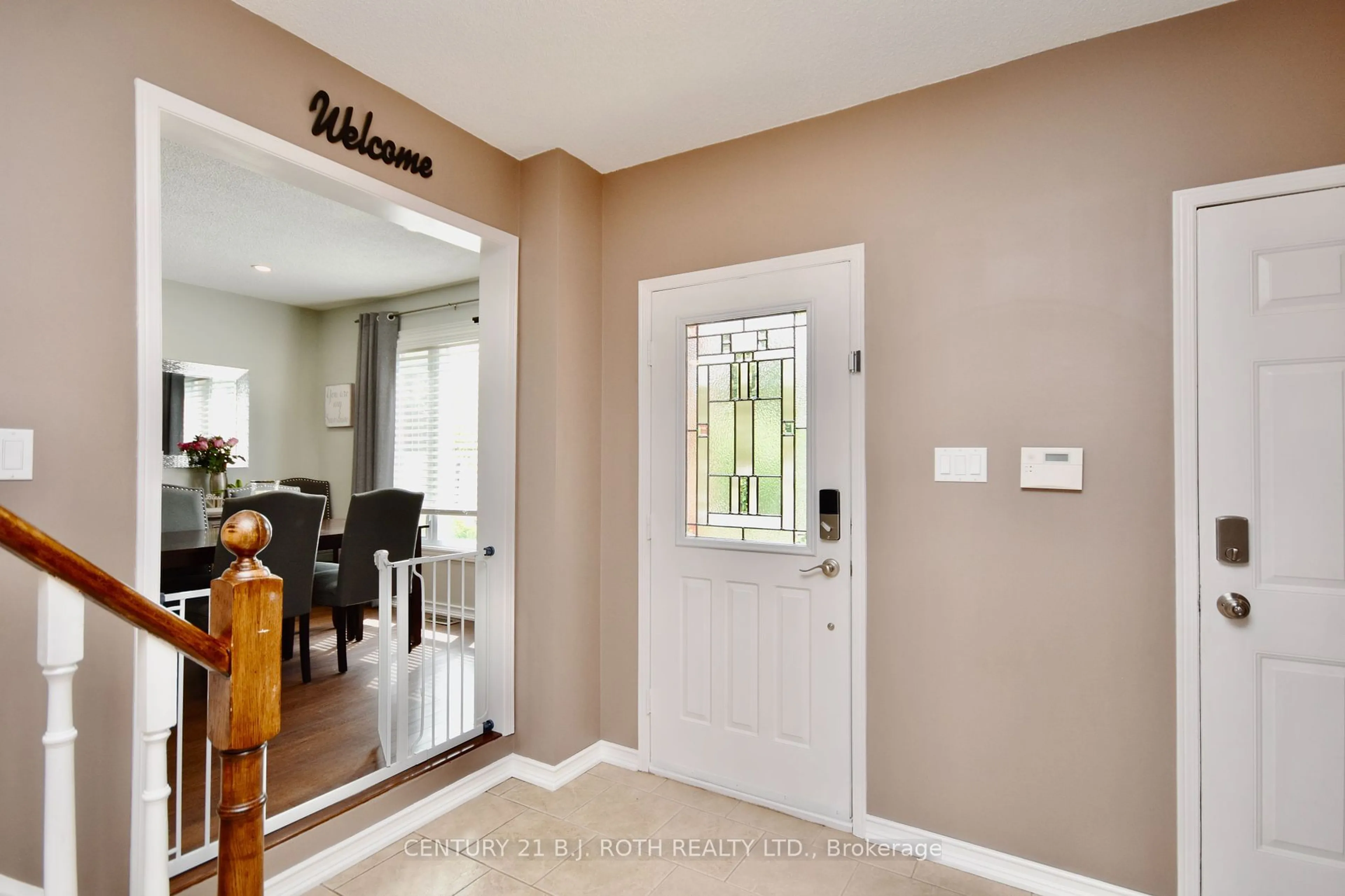 Indoor entryway for 46 Mcveigh Dr, Barrie Ontario L4N 7E4