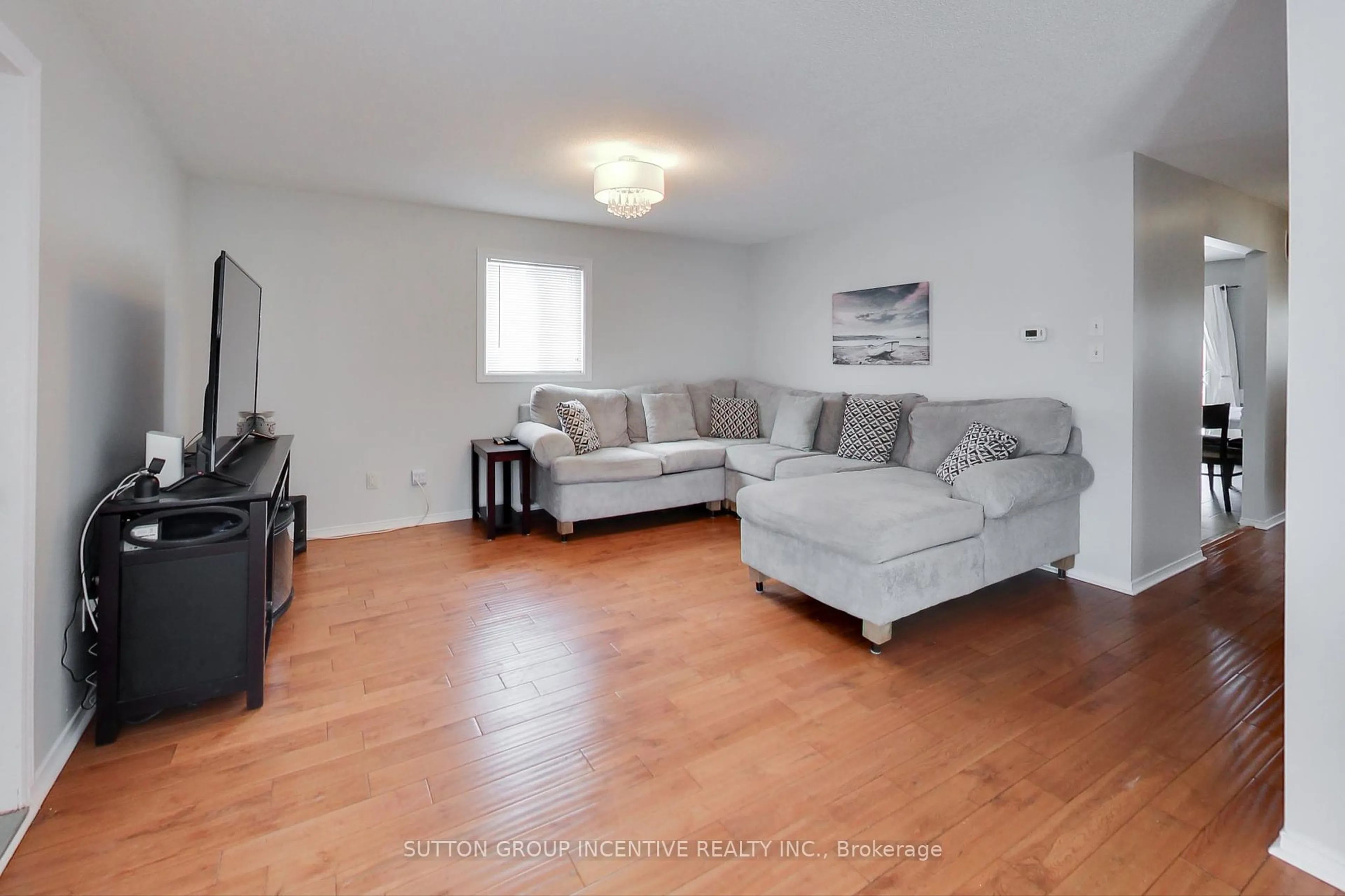 Living room with furniture, wood/laminate floor for 32 Gore Dr, Barrie Ontario L4N 8L3