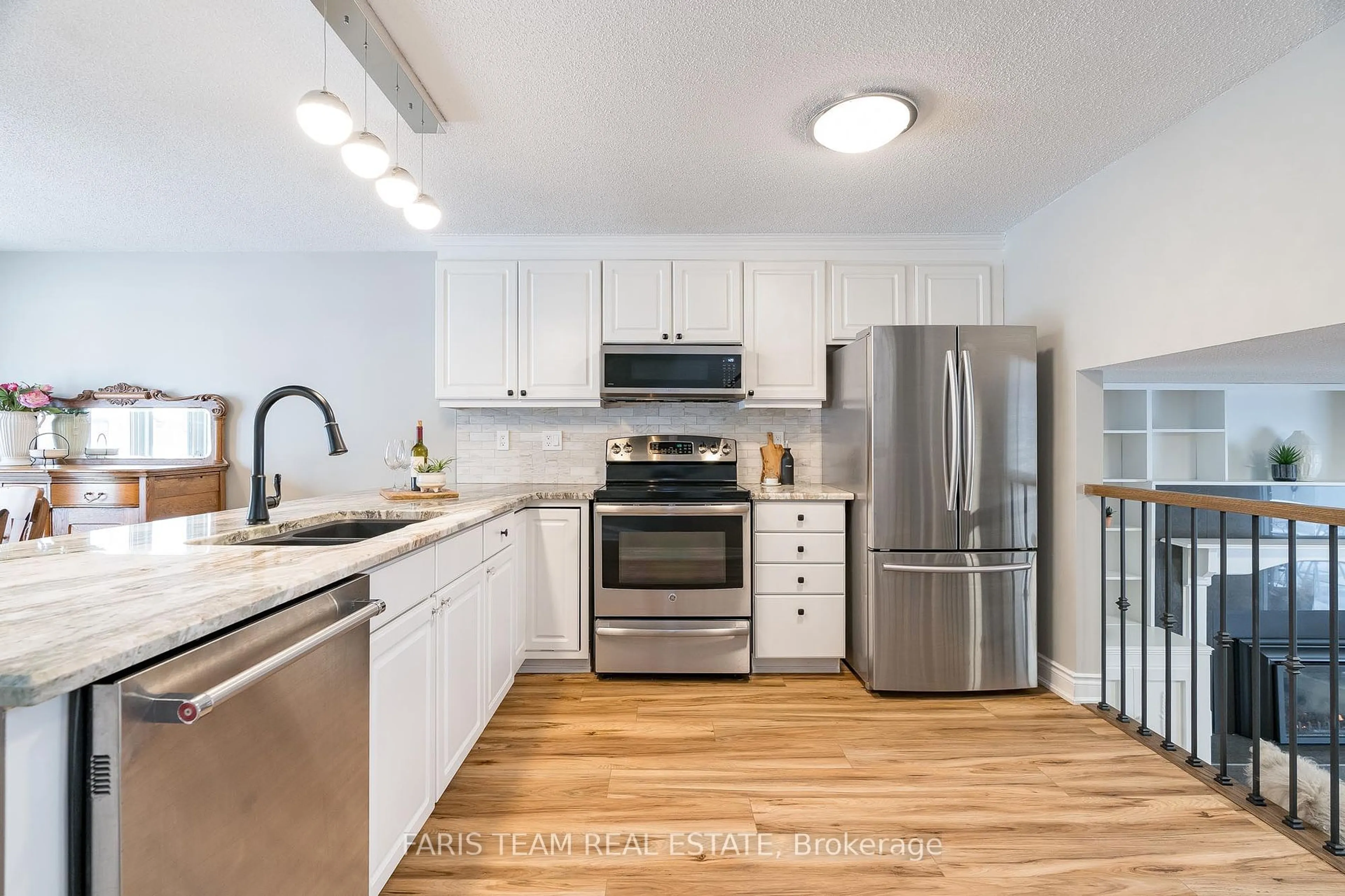 Standard kitchen, unknown for 49 Ridgeway Ave, Barrie Ontario L4N 5M2