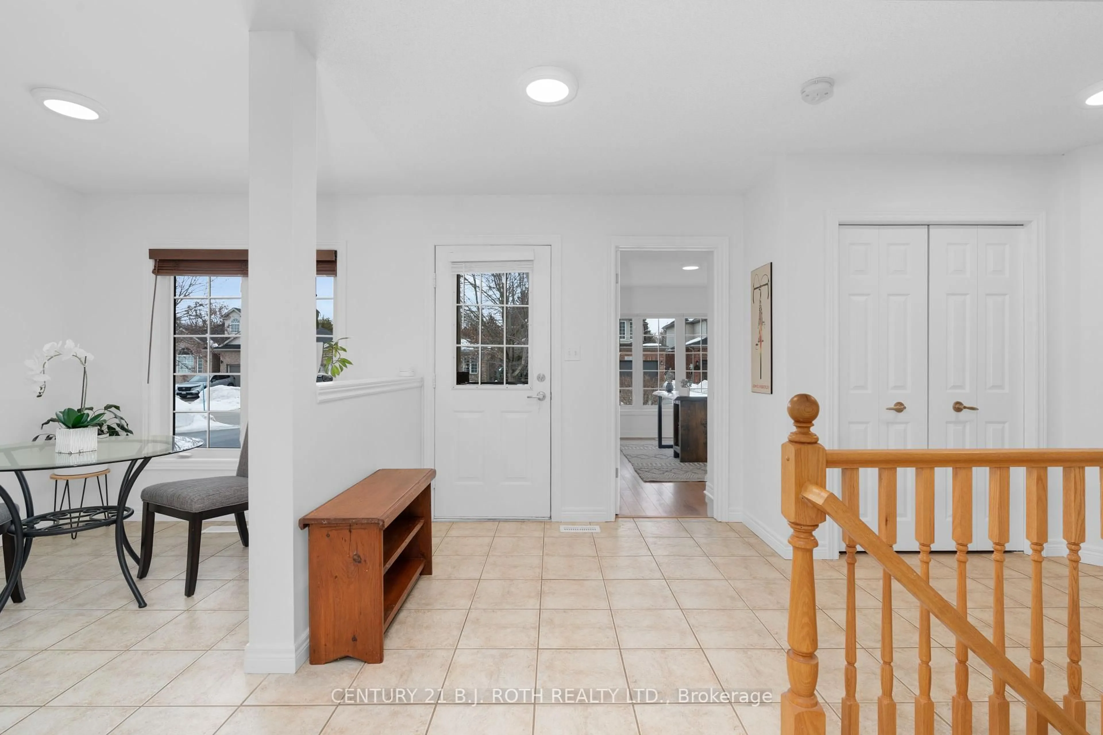 Indoor foyer for 11 Marina Cres, Collingwood Ontario L9Y 5N3