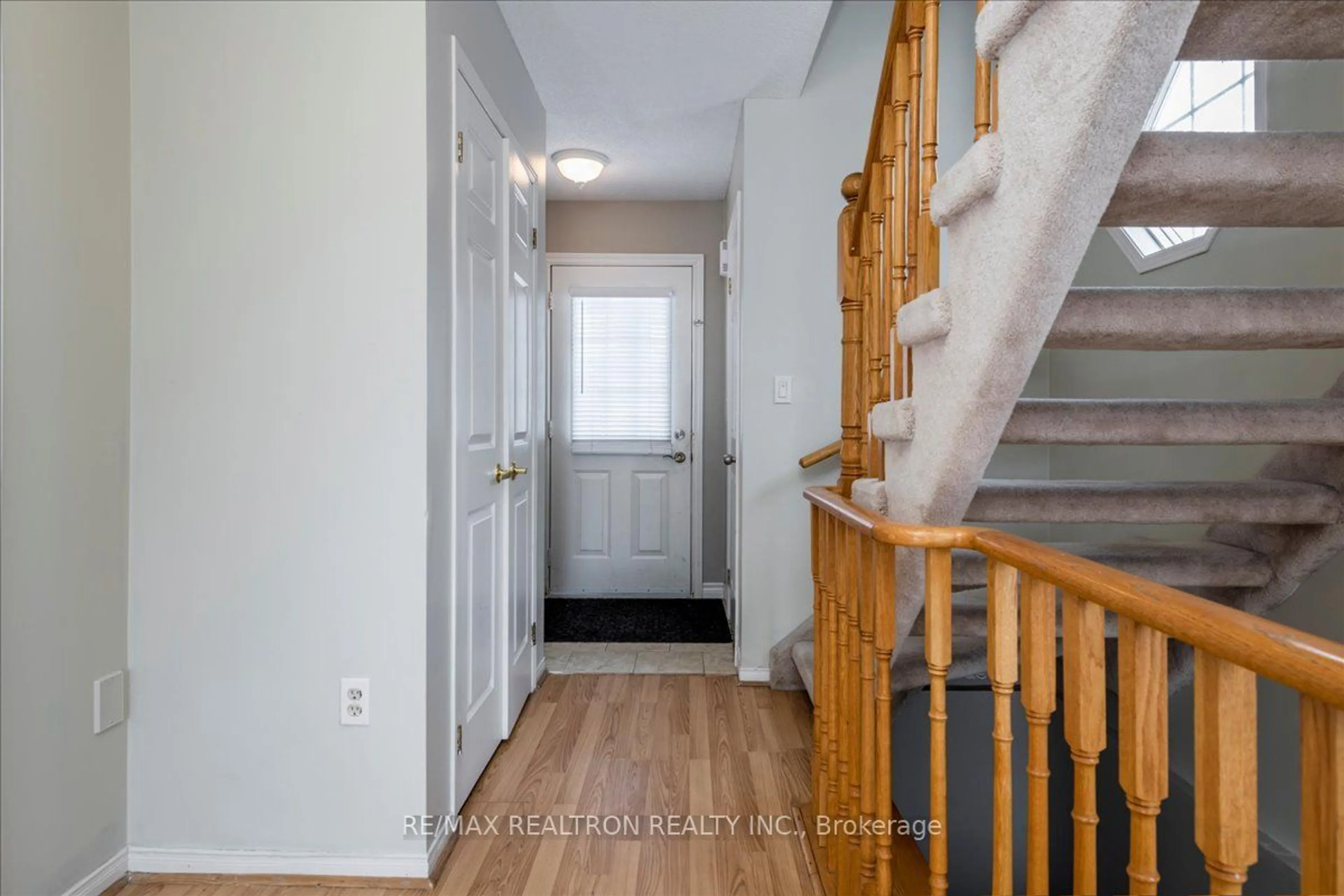 Indoor entryway for 17 Timothy Lane, Barrie Ontario L4N 9Z6