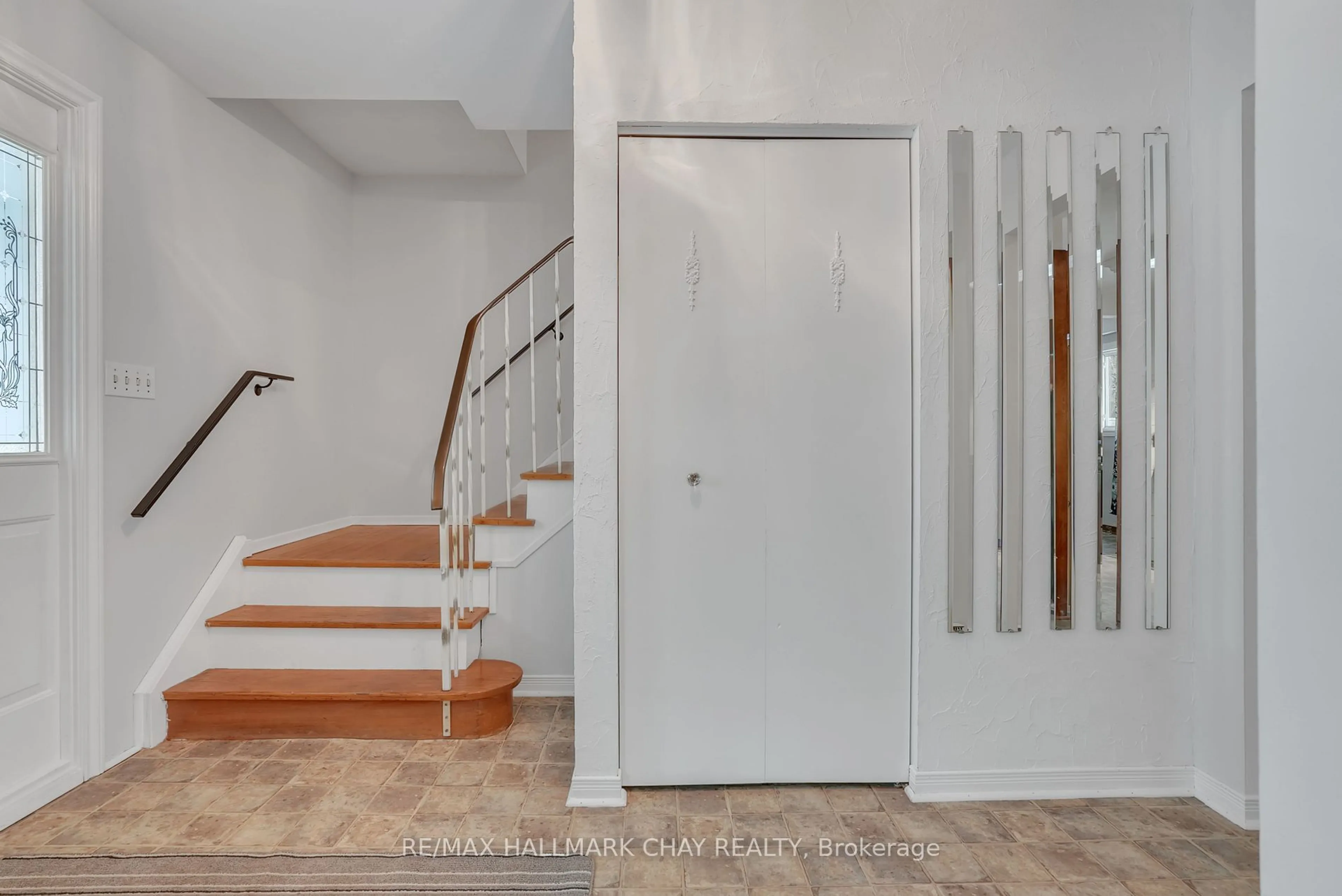 Indoor entryway for 24 Clover Ave, Barrie Ontario L4N 3M6