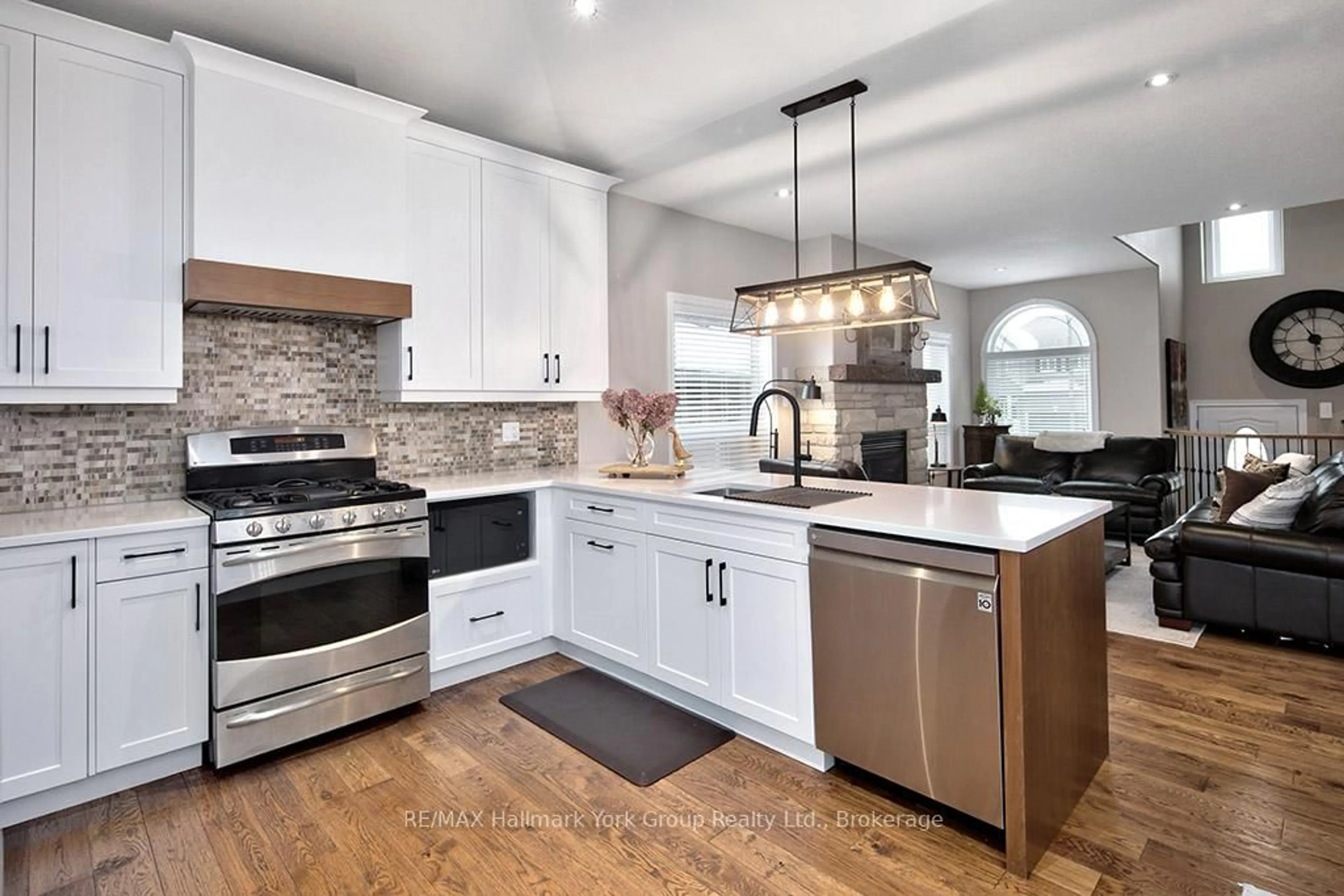 Open concept kitchen, ceramic/tile floor for 34 Davis St, Collingwood Ontario L9Y 0C8