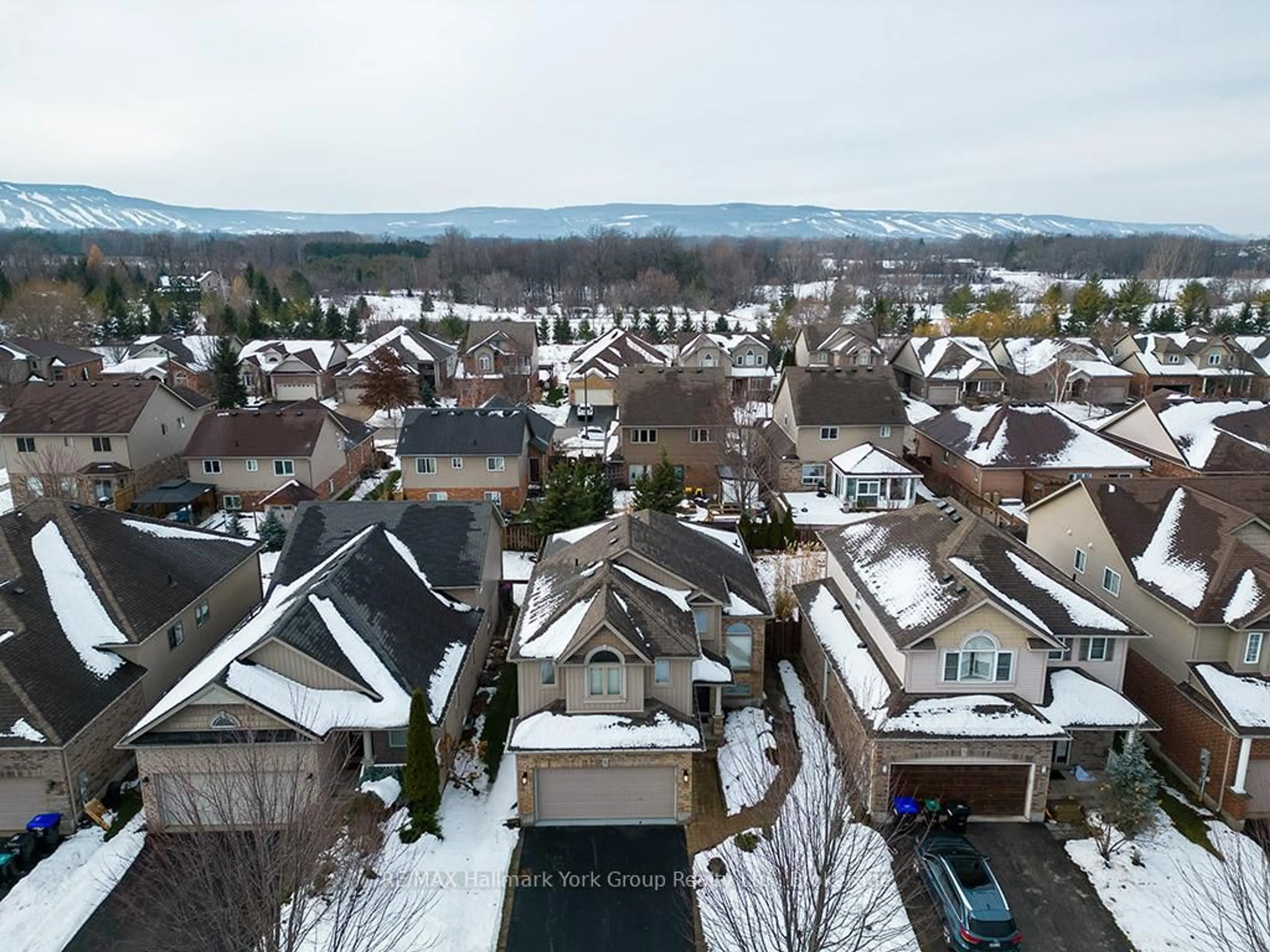 A pic from outside/outdoor area/front of a property/back of a property/a pic from drone, city buildings view from balcony for 34 Davis St, Collingwood Ontario L9Y 0C8