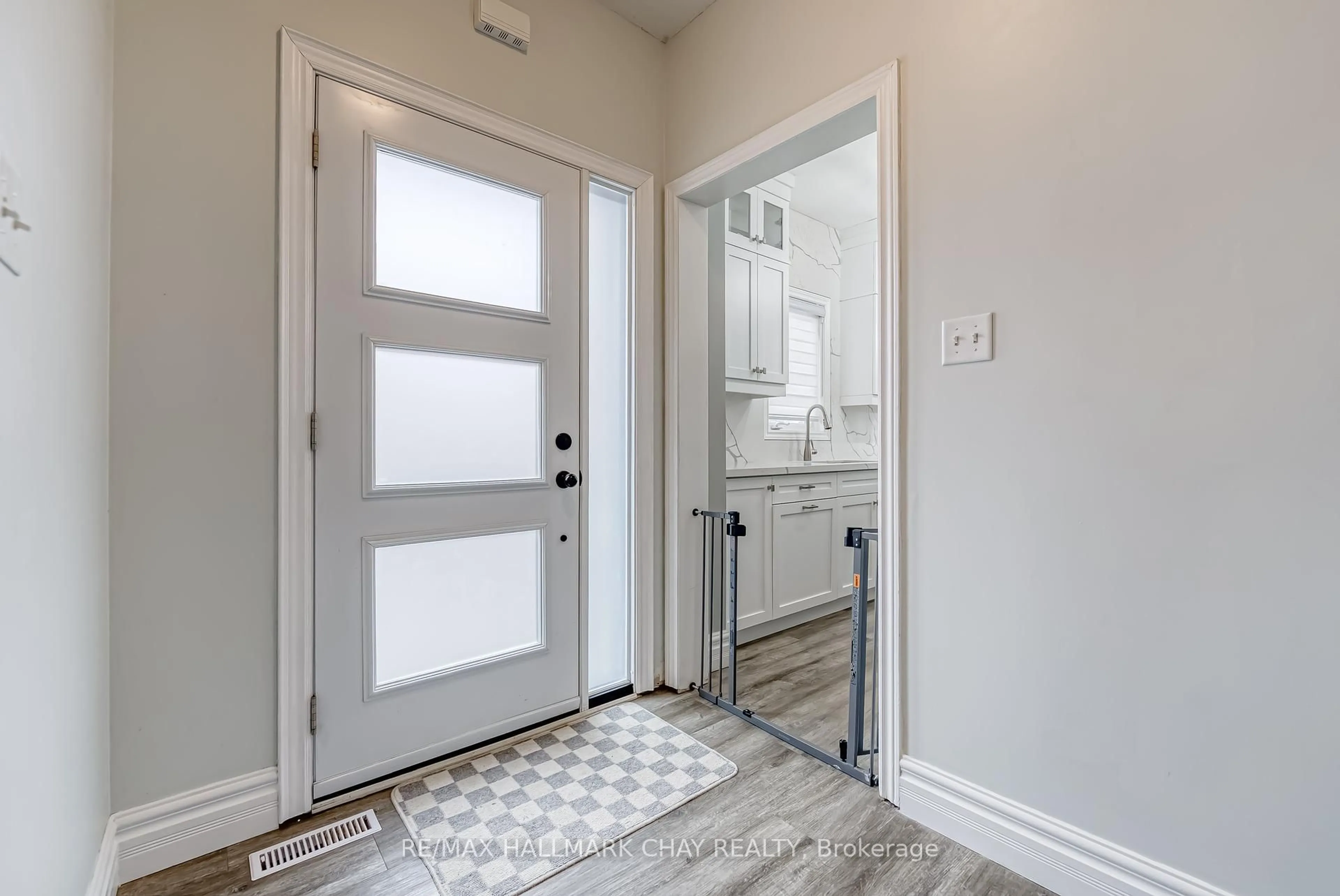 Indoor entryway for 122 Stanley St, Barrie Ontario L4M 6V5