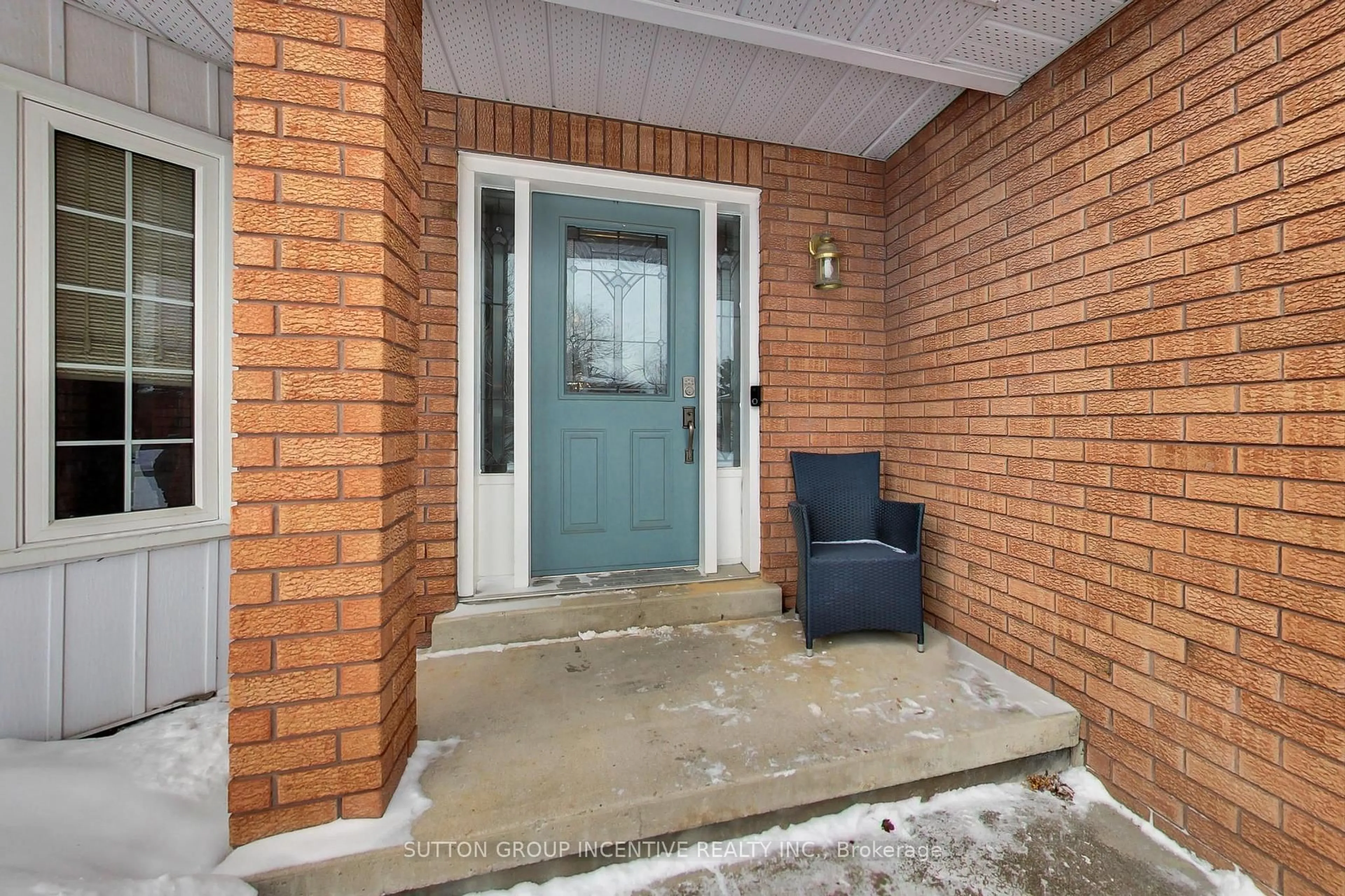 Indoor entryway for 16 Byron Cres, Barrie Ontario L4N 6G6