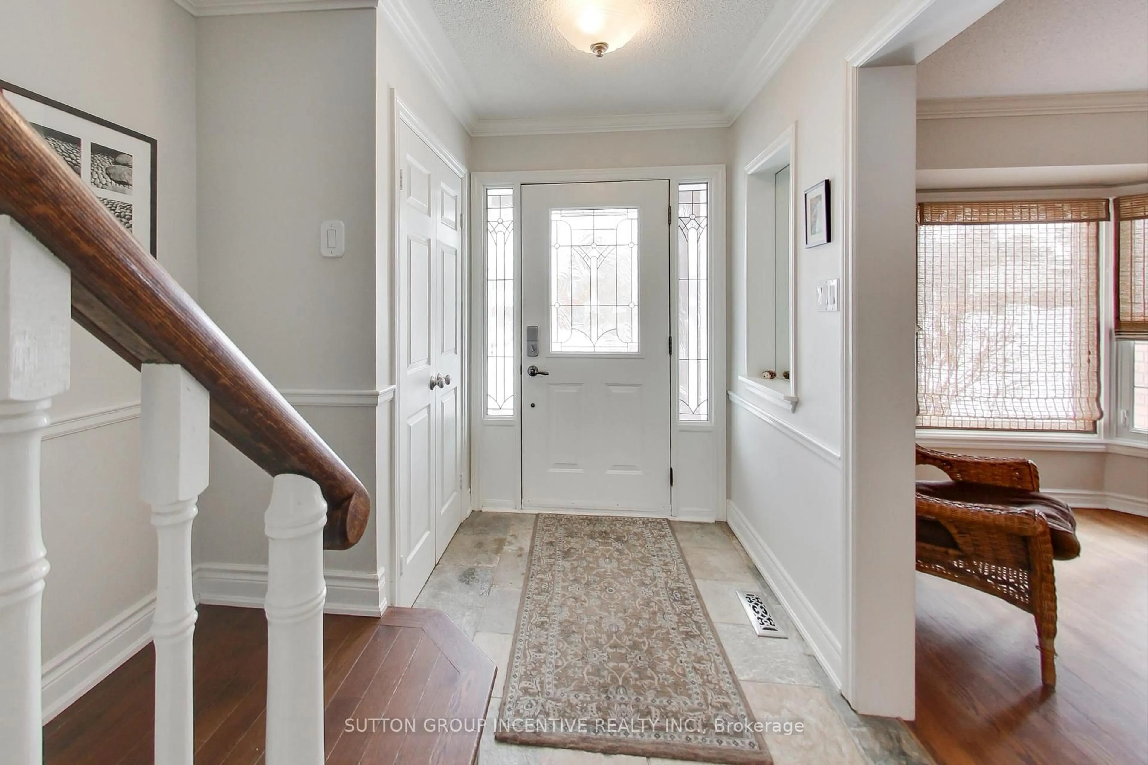 Indoor entryway for 16 Byron Cres, Barrie Ontario L4N 6G6