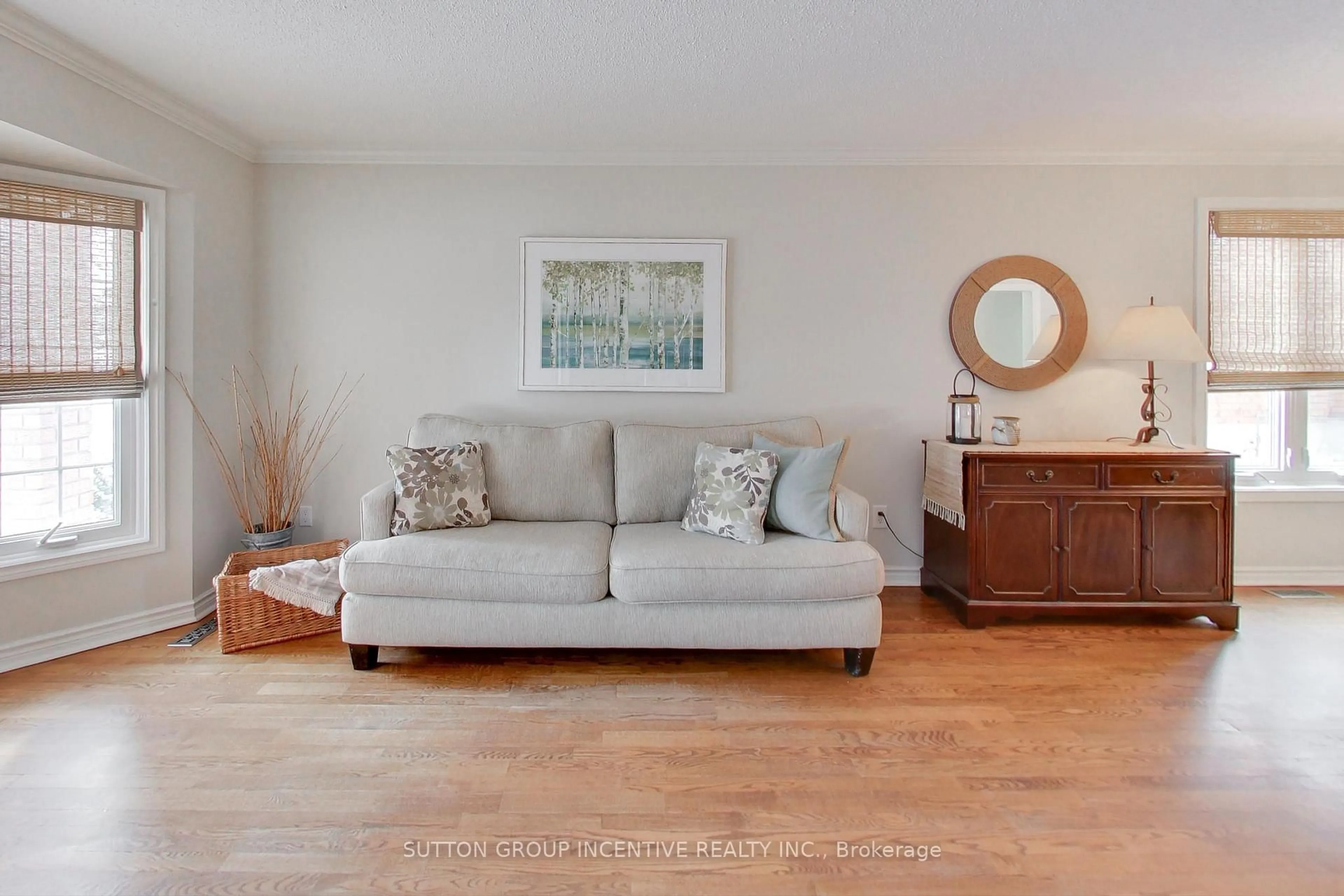 Living room with furniture, wood/laminate floor for 16 Byron Cres, Barrie Ontario L4N 6G6