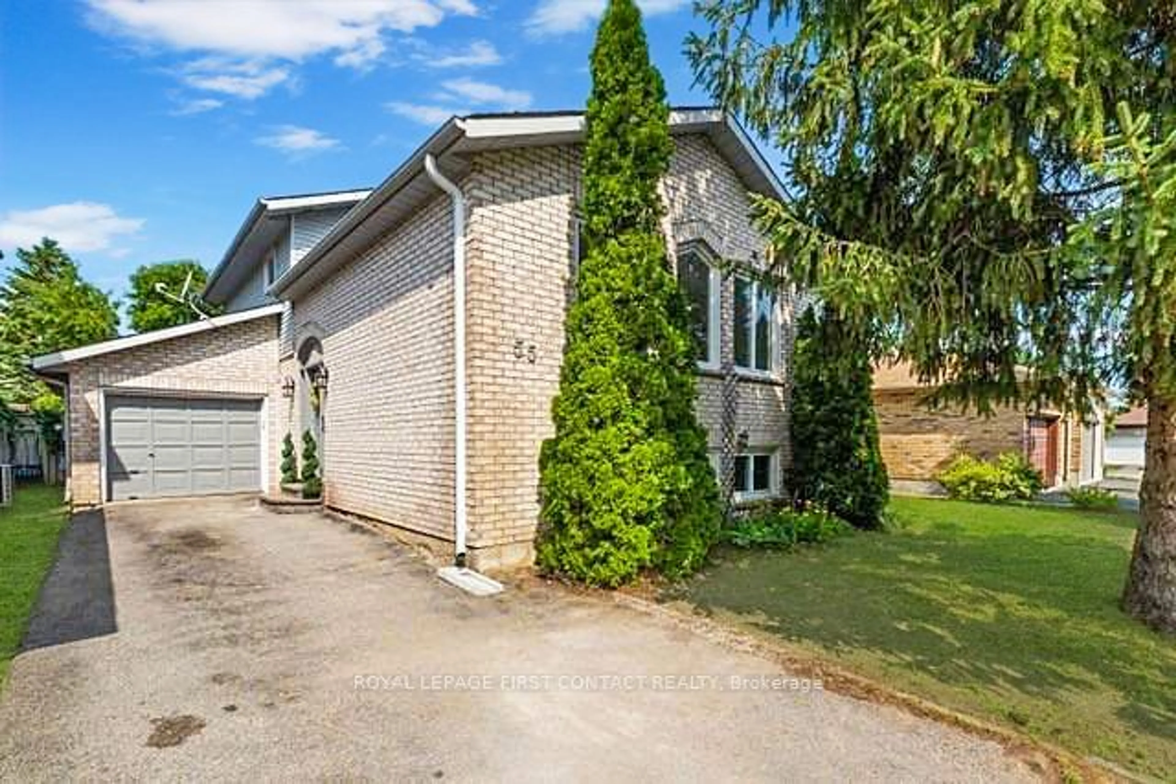 A pic from outside/outdoor area/front of a property/back of a property/a pic from drone, street for 55 Rosenfeld Dr, Barrie Ontario L4M 5X5