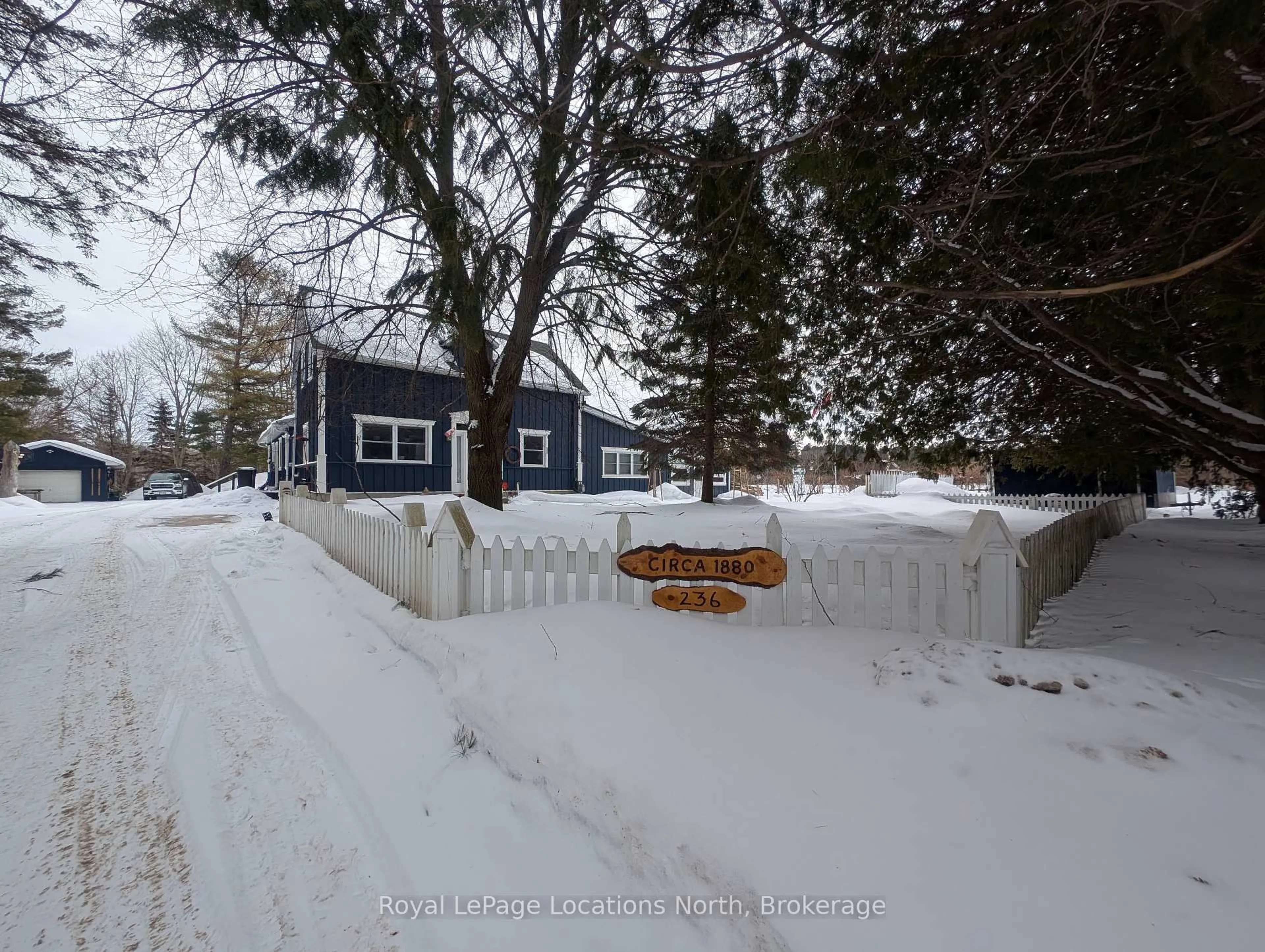 A pic from outside/outdoor area/front of a property/back of a property/a pic from drone, street for 236 Phillips St, Clearview Ontario L0M 1S0