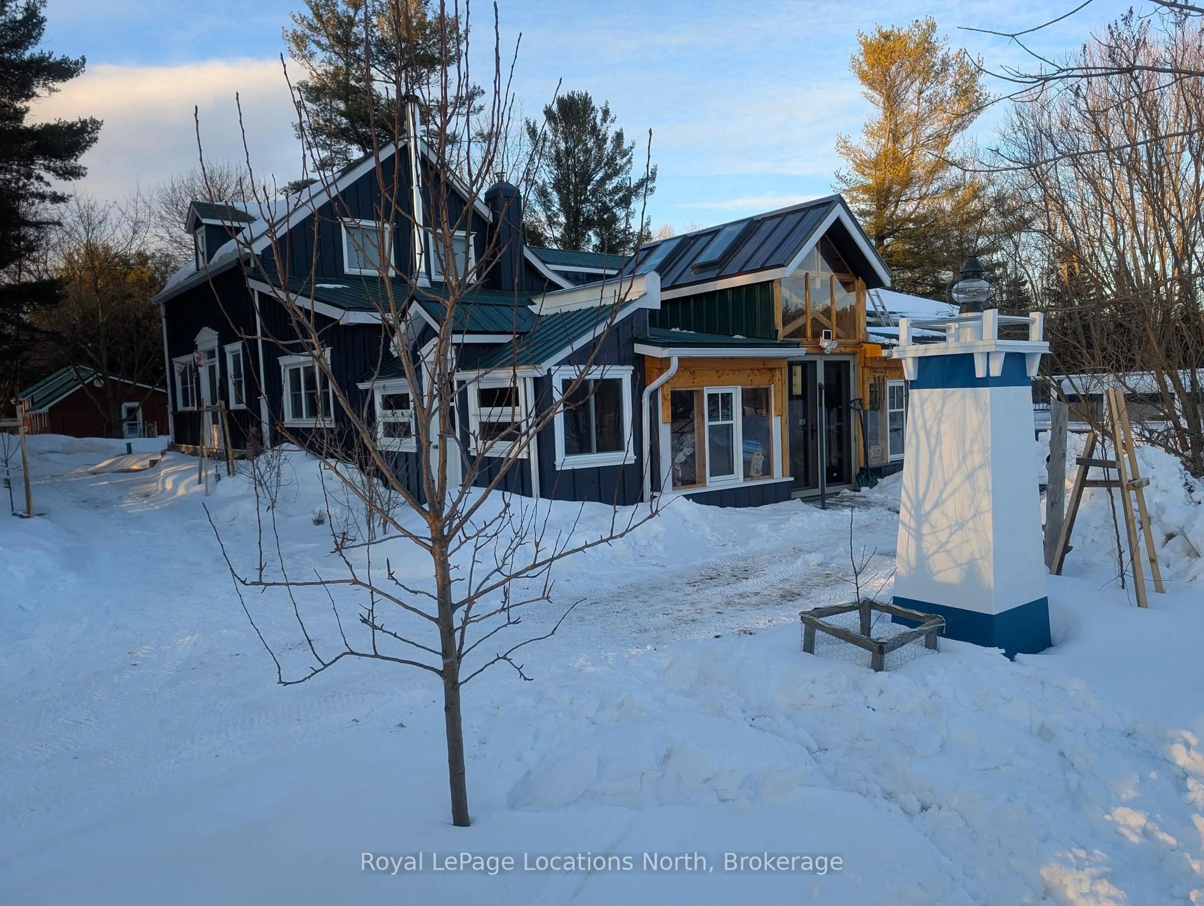 A pic from outside/outdoor area/front of a property/back of a property/a pic from drone, mountain view for 236 Phillips St, Clearview Ontario L0M 1S0