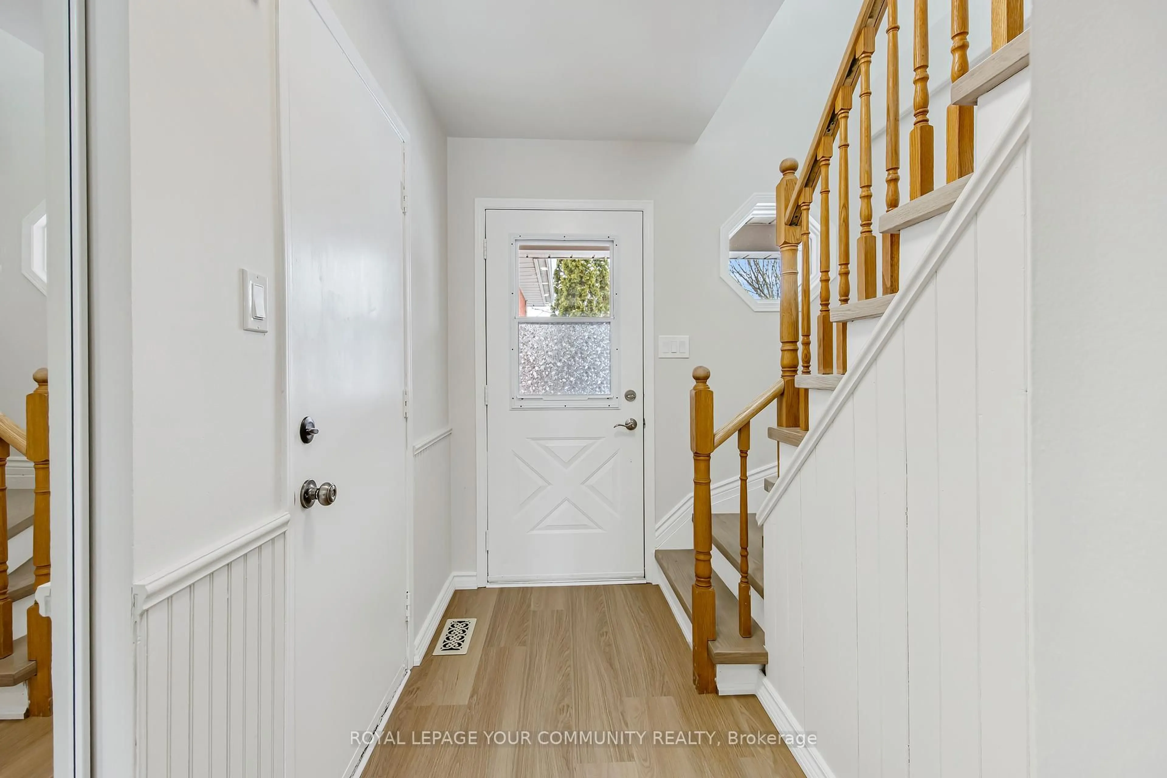 Indoor entryway for 159 Brucker Rd, Barrie Ontario L4N 8H8