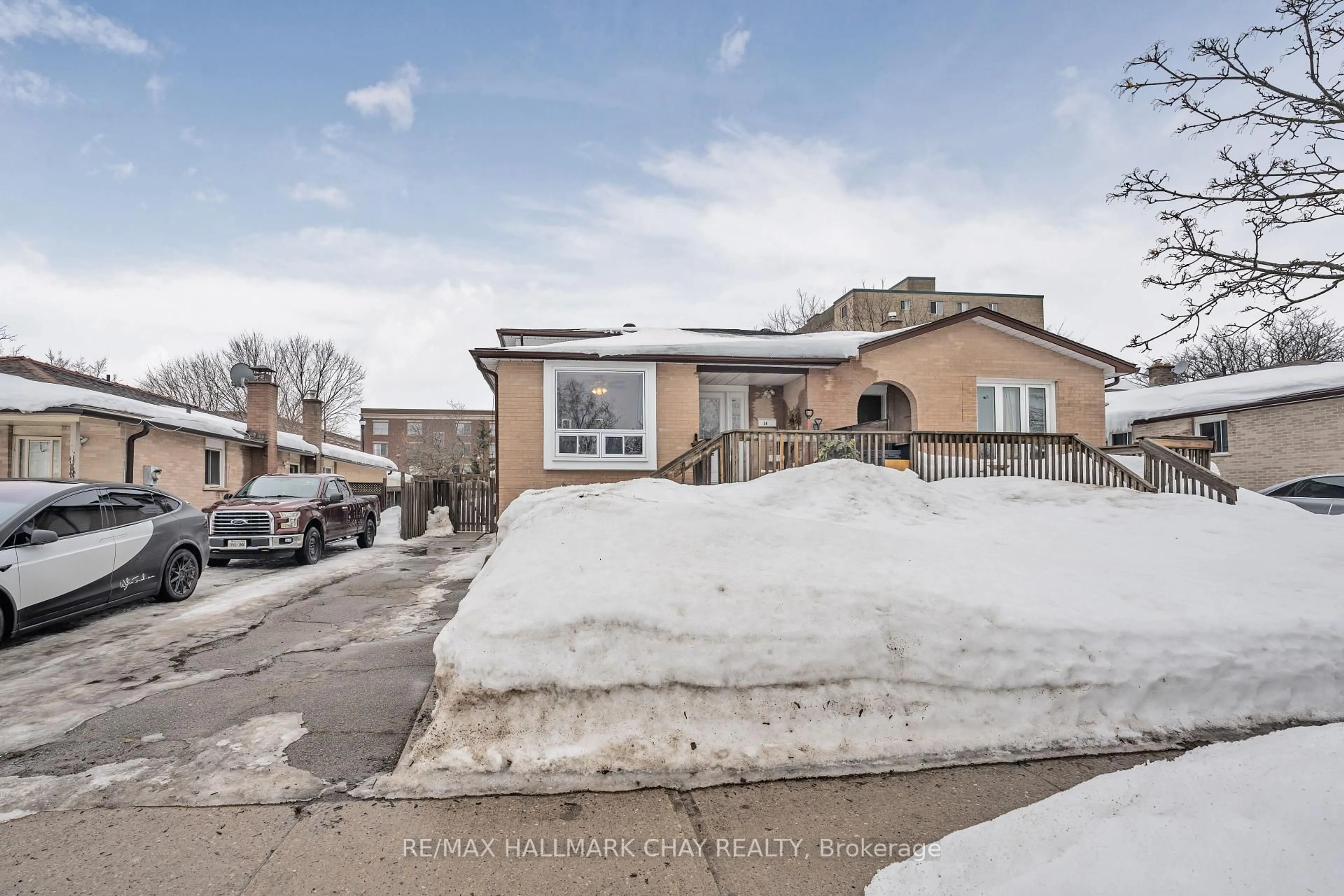 A pic from outside/outdoor area/front of a property/back of a property/a pic from drone, street for 34 Sylvia St, Barrie Ontario L4M 5J4