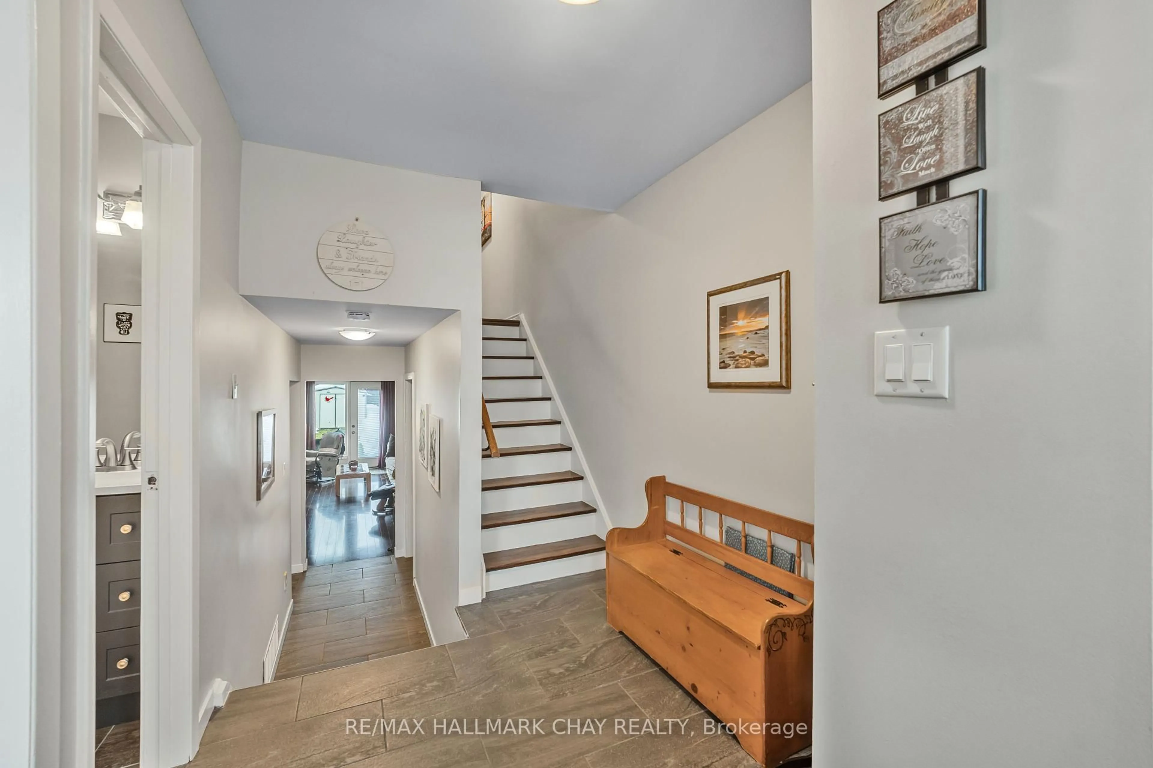 Indoor foyer for 34 Sylvia St, Barrie Ontario L4M 5J4