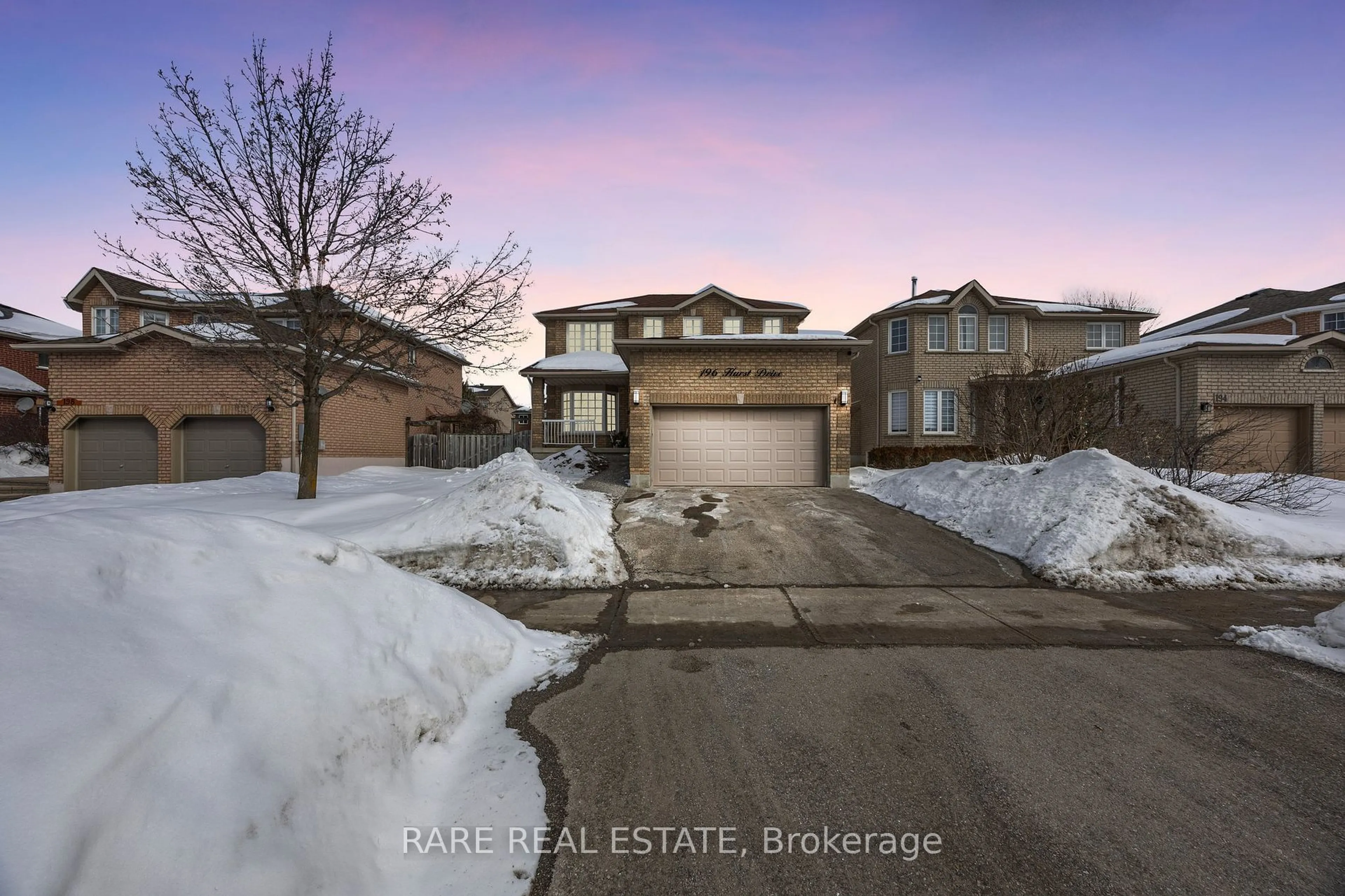 A pic from outside/outdoor area/front of a property/back of a property/a pic from drone, street for 196 Hurst Dr, Barrie Ontario L4N 8K8