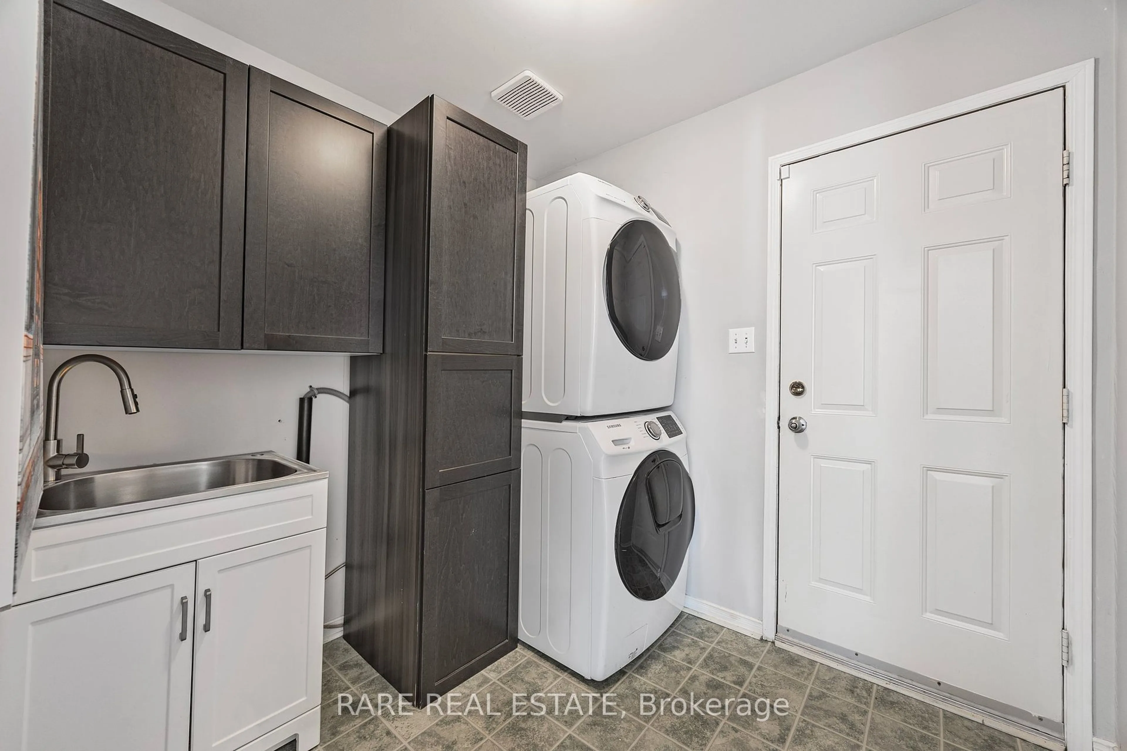 Laundry room for 196 Hurst Dr, Barrie Ontario L4N 8K8