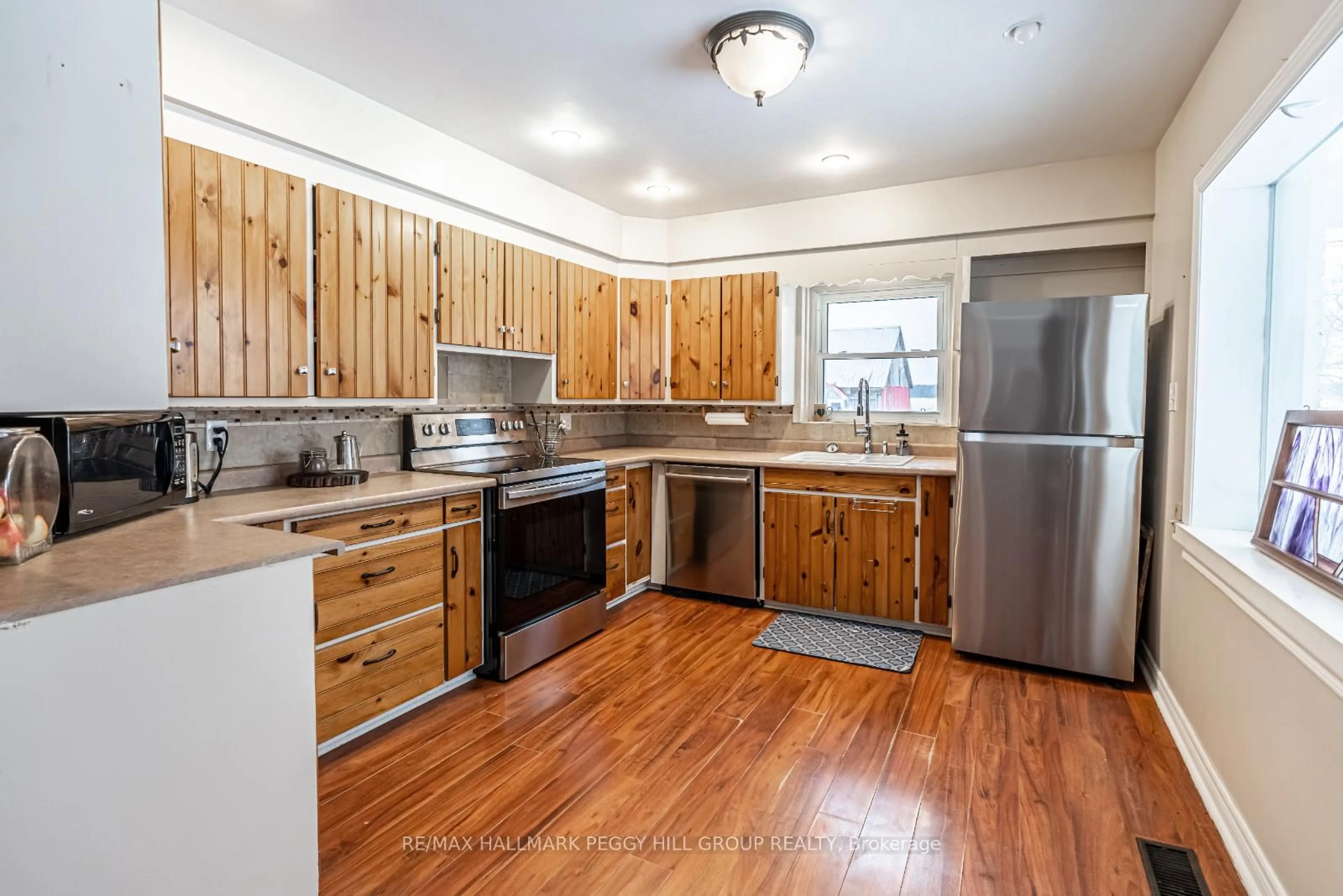 Standard kitchen, wood/laminate floor for 650 Mertz Corner Rd, Tiny Ontario L0K 2E1