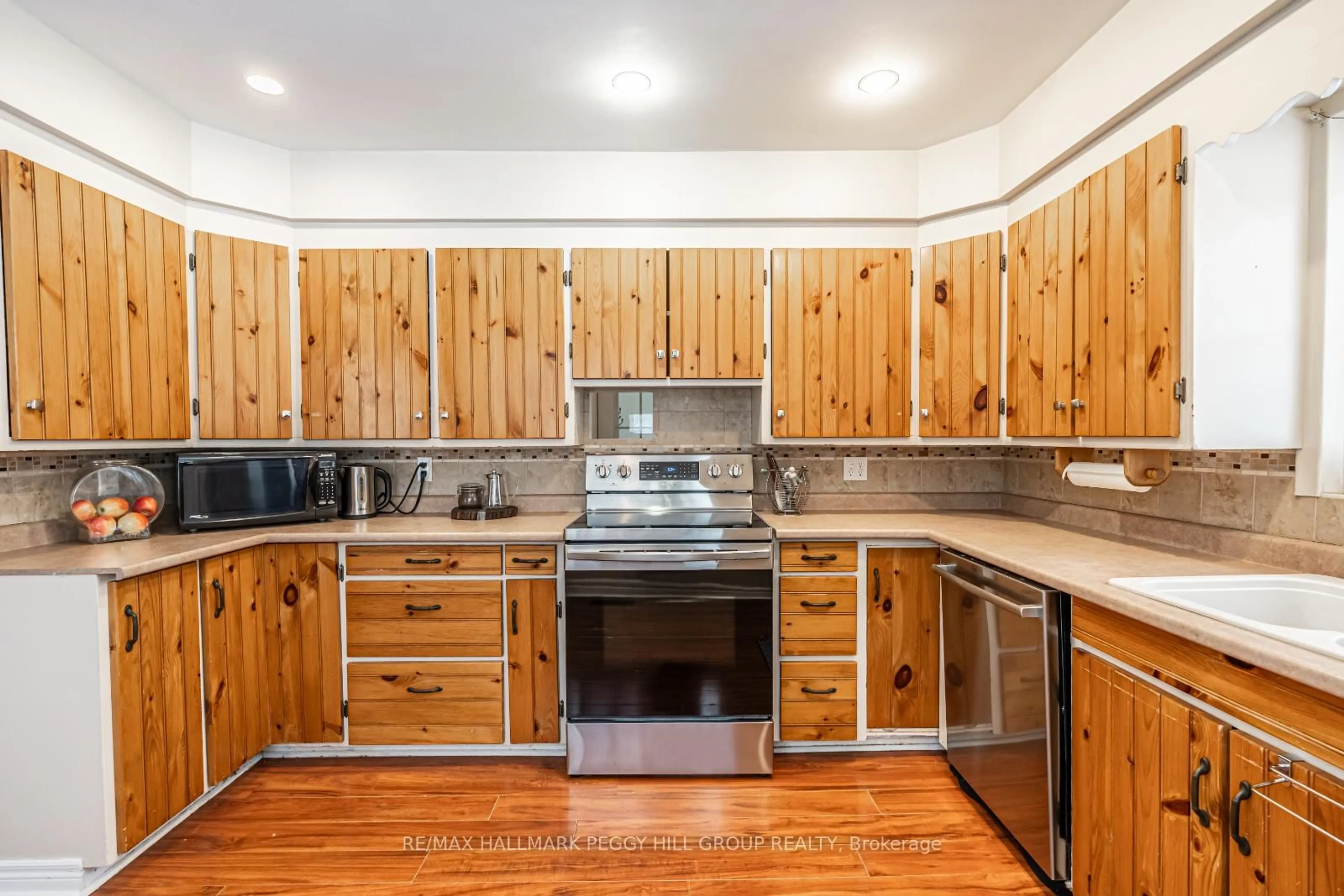 Rustic kitchen, wood/laminate floor for 650 Mertz Corner Rd, Tiny Ontario L0K 2E1