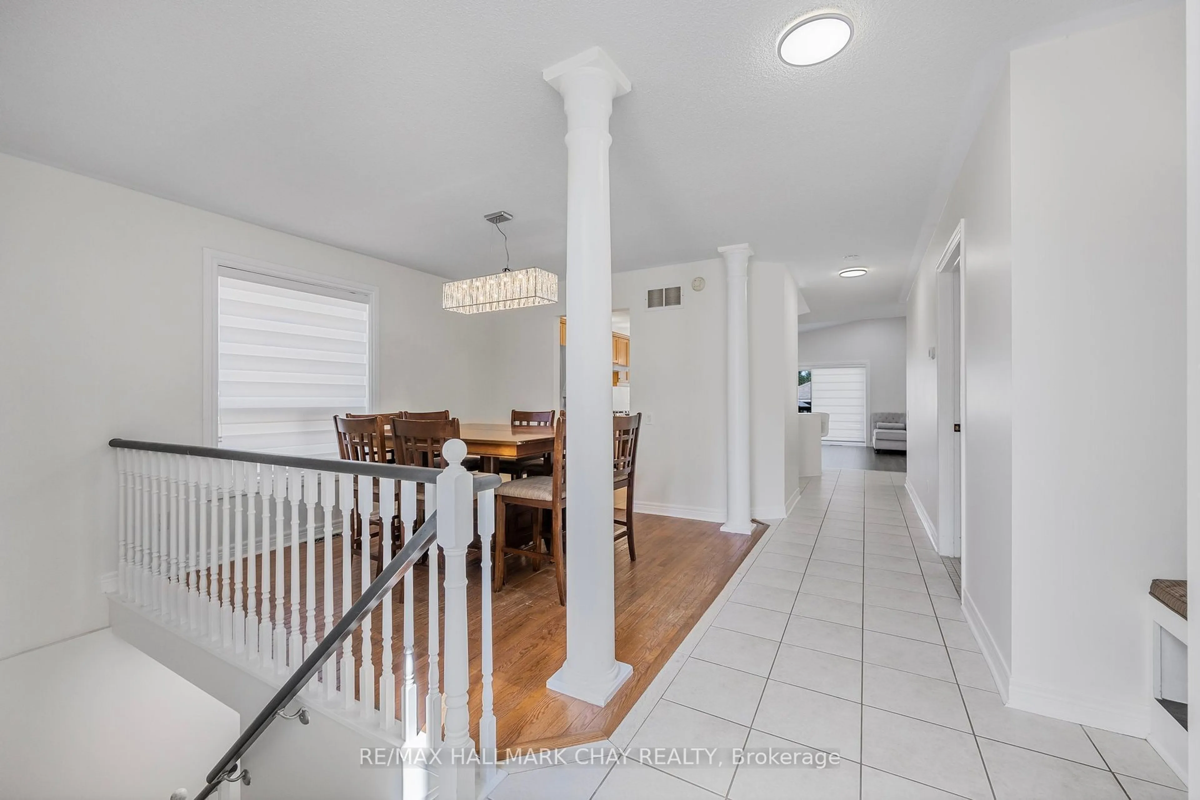 Indoor foyer for 3 Duval Dr, Barrie Ontario L4M 6V2