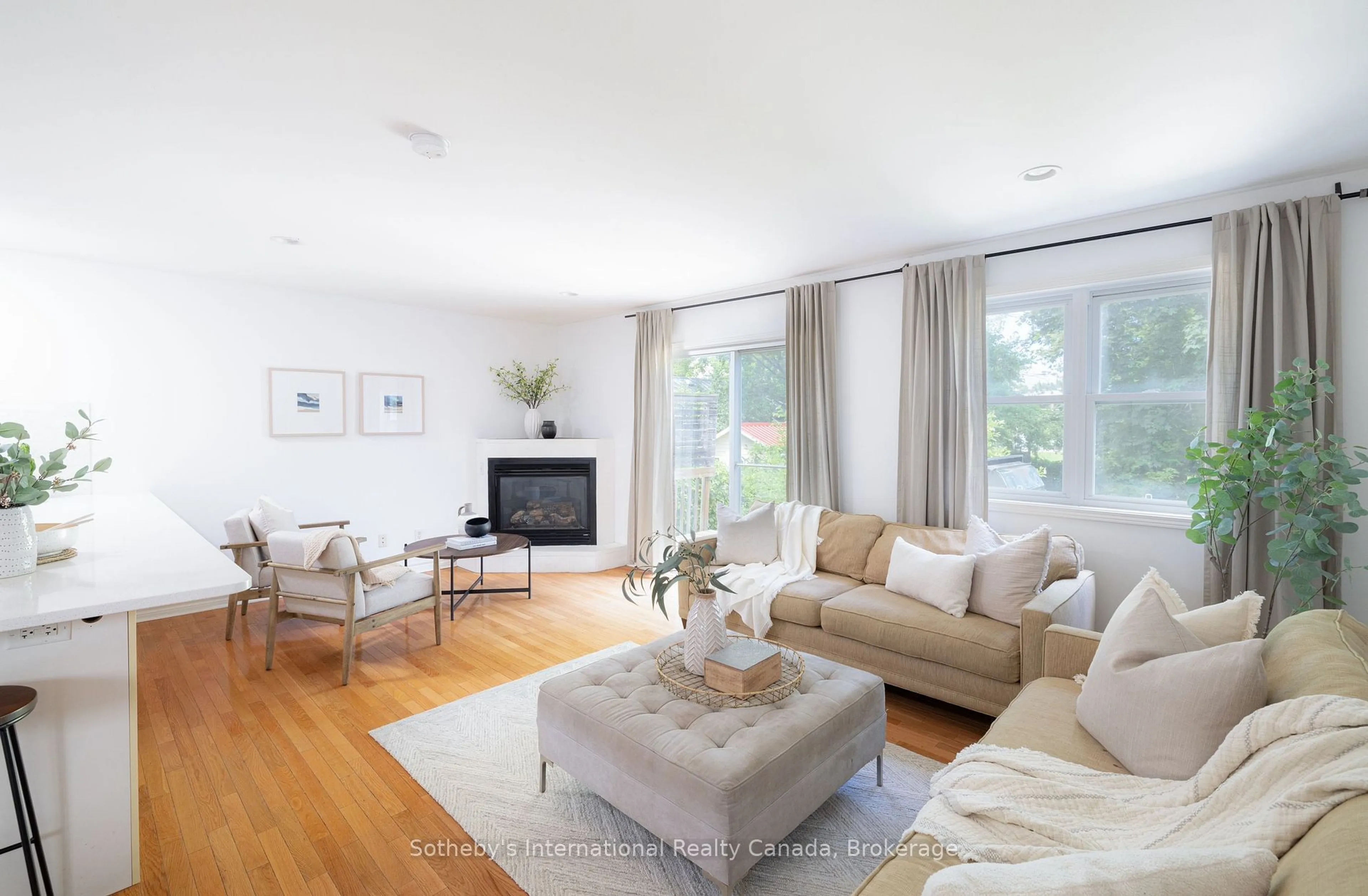 Living room with furniture, wood/laminate floor for 111 RODNEY St, Collingwood Ontario L9Y 1E2